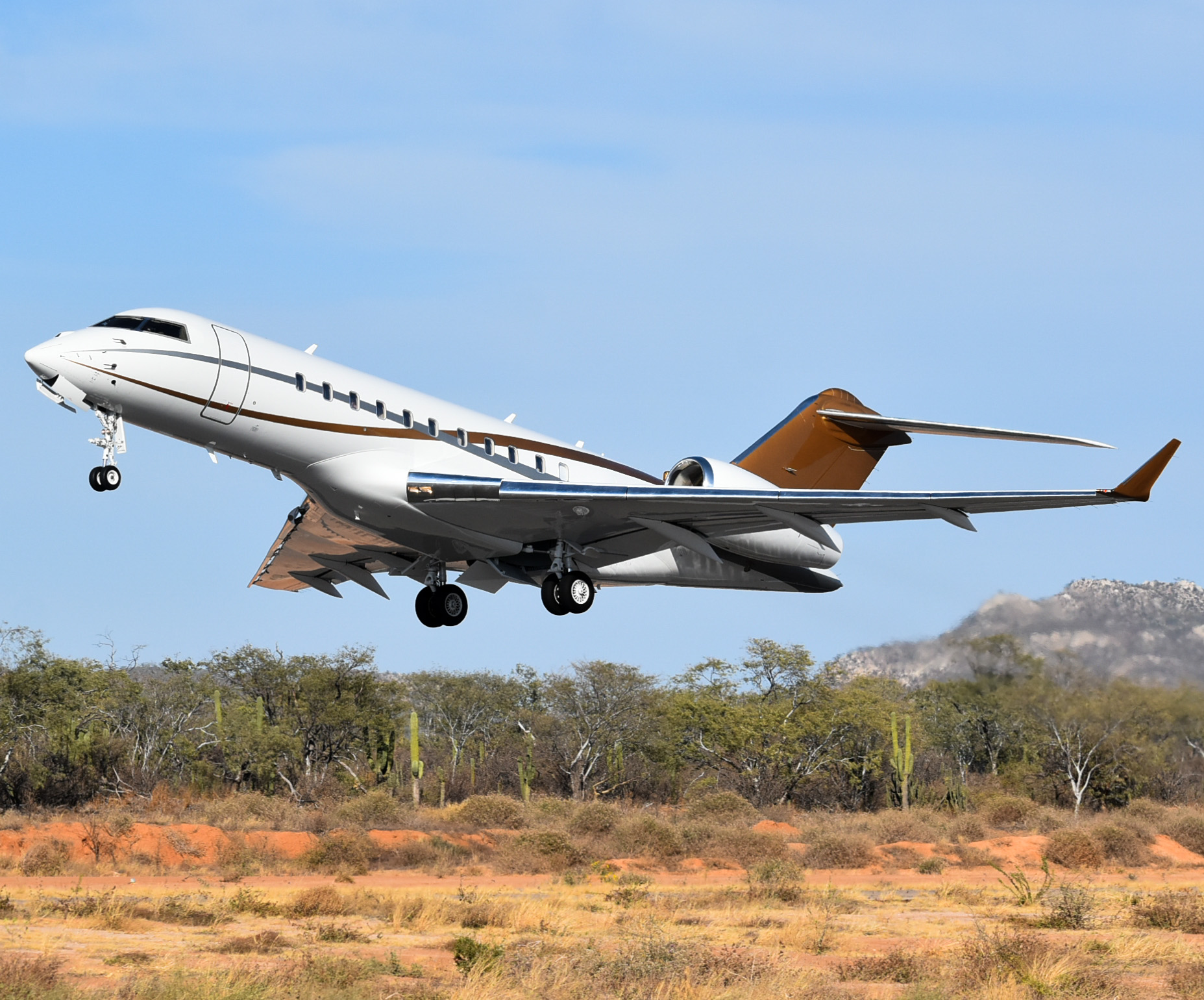 Full size: PRIVATE Bombardier Global 5000 N214MD at Aeropuerto de Cabo San Lucas Internacional