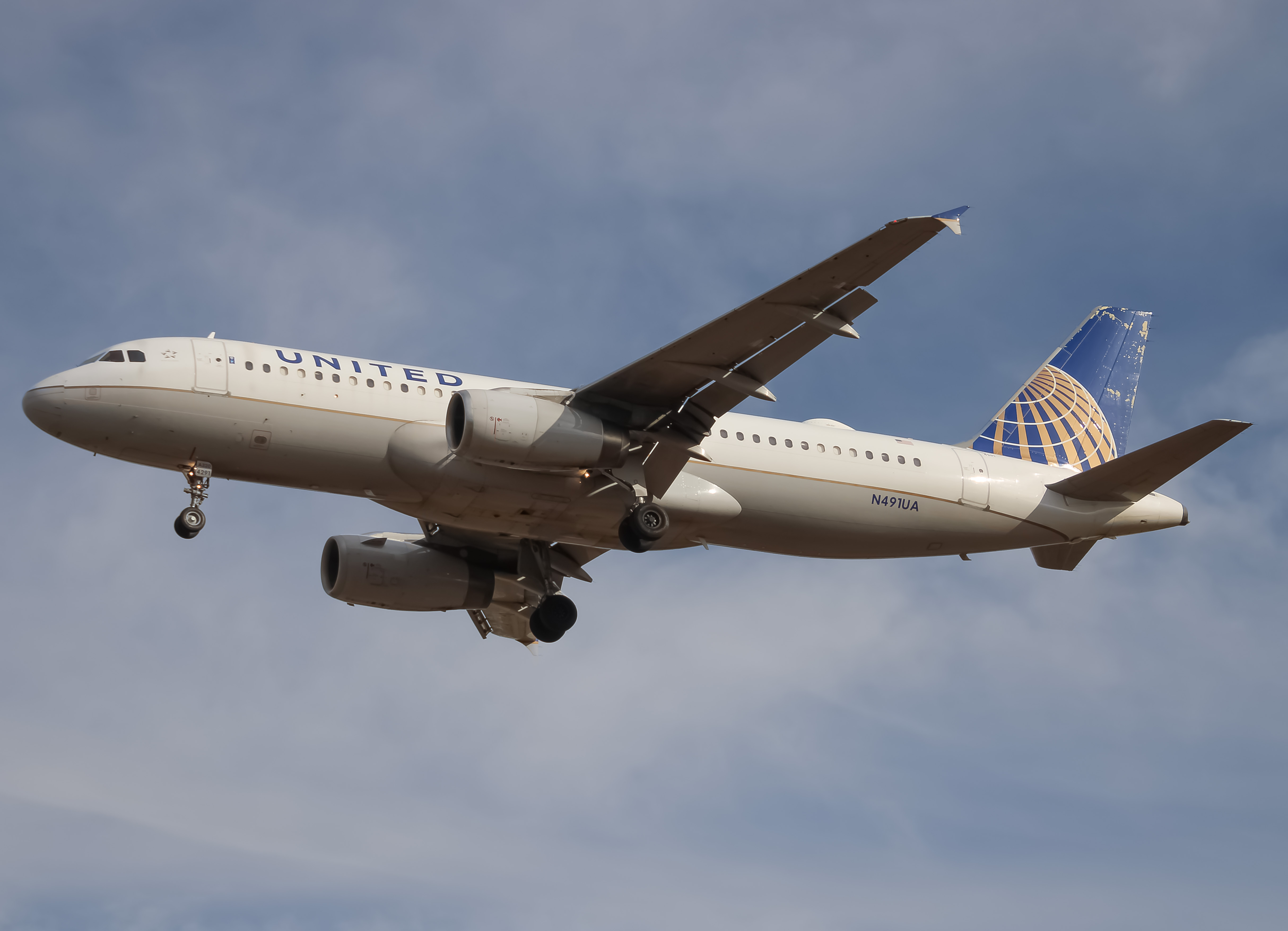 Full size: United Airlines Airbus A320 N491UA at Washington Dulles International Airport