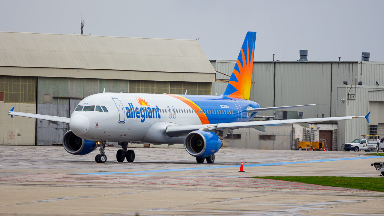 Full size: Allegiant Air Airbus A320 N233NV at Rickenbacker International Airport