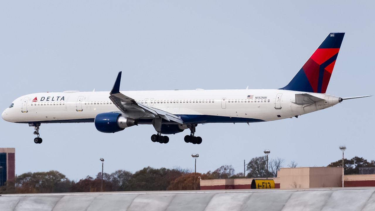 Full size: Delta Airlines Boeing 757-300 N582NW at Hartsfield-Jackson Atlanta International Airport