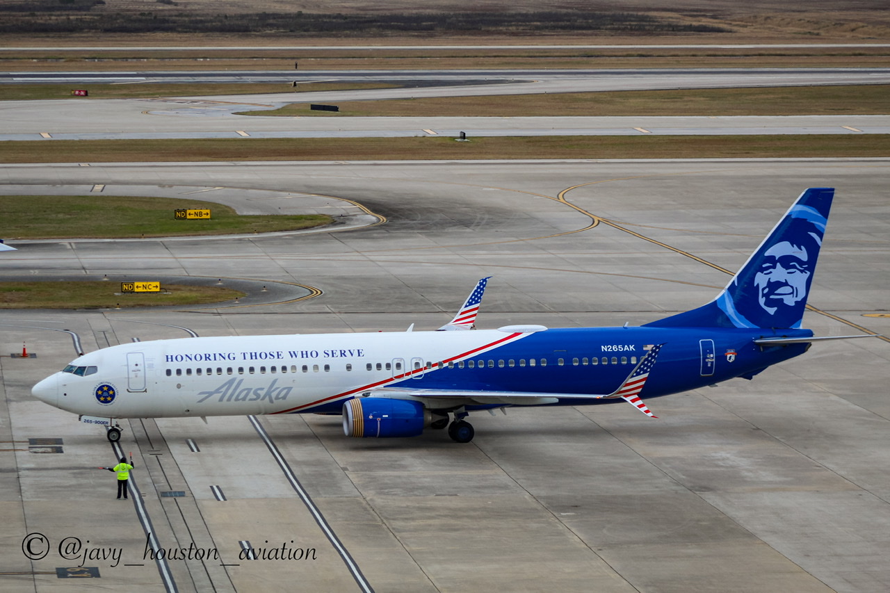 Full size: American Airlines Boeing 737-900ER N265ak at Houston-George Bush Intercontinental Airport