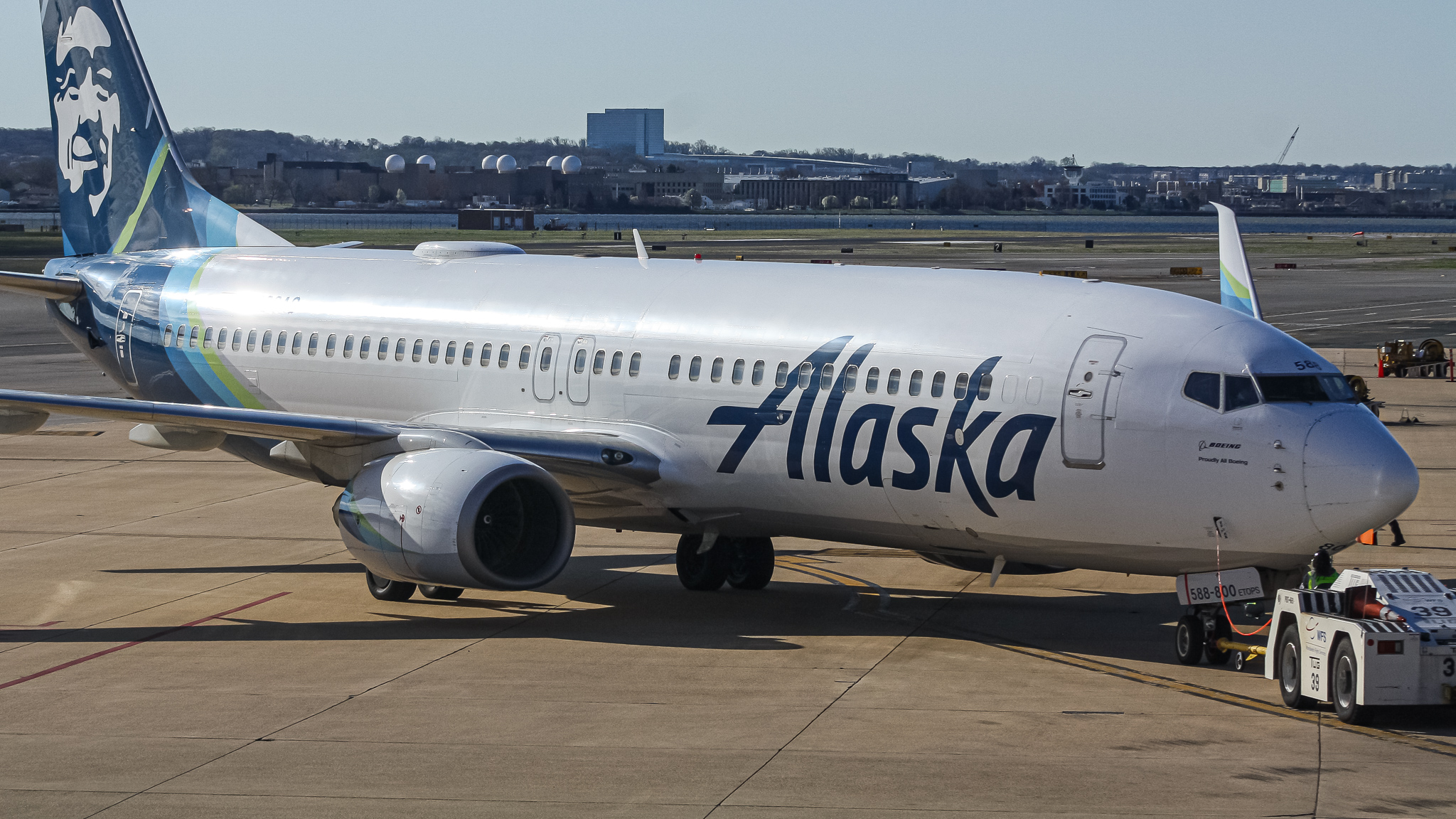Full size: Alaska Airlines Boeing 737-800 N588AS at Ronald Reagan National Airport