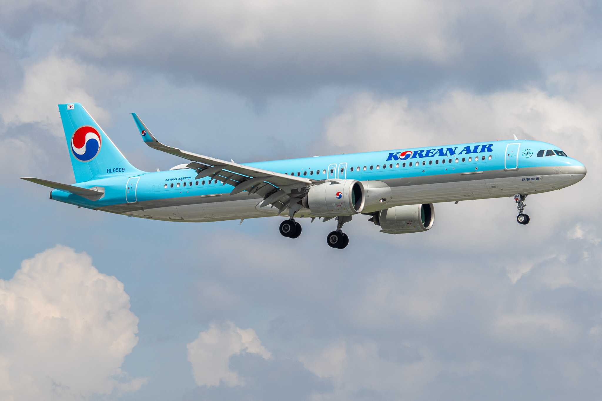 Full size: Korean Air Airbus A321NEO HL8509 at Tan Son Nhat International Airport