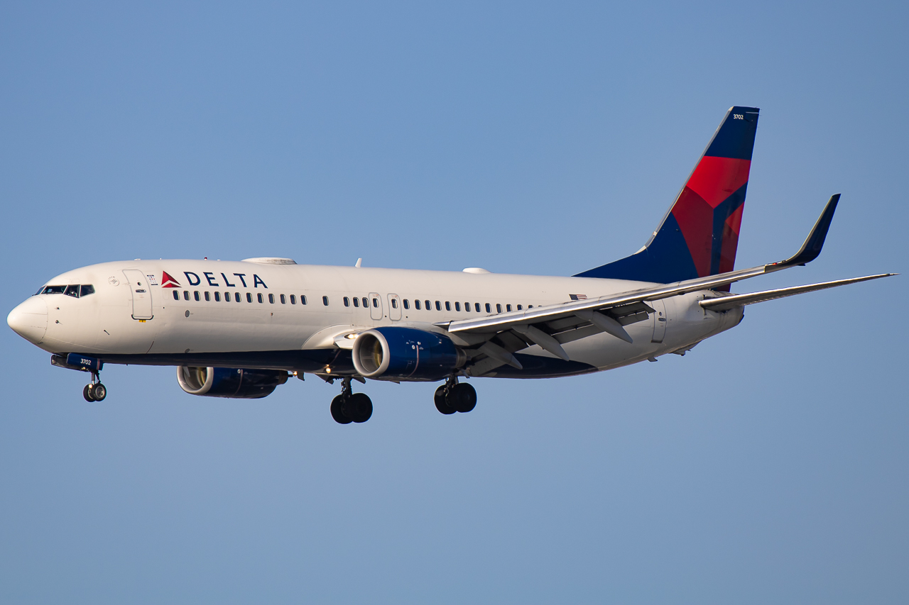Full size: Delta Airlines Boeing 737-800 N372DA at San Diego International Airport