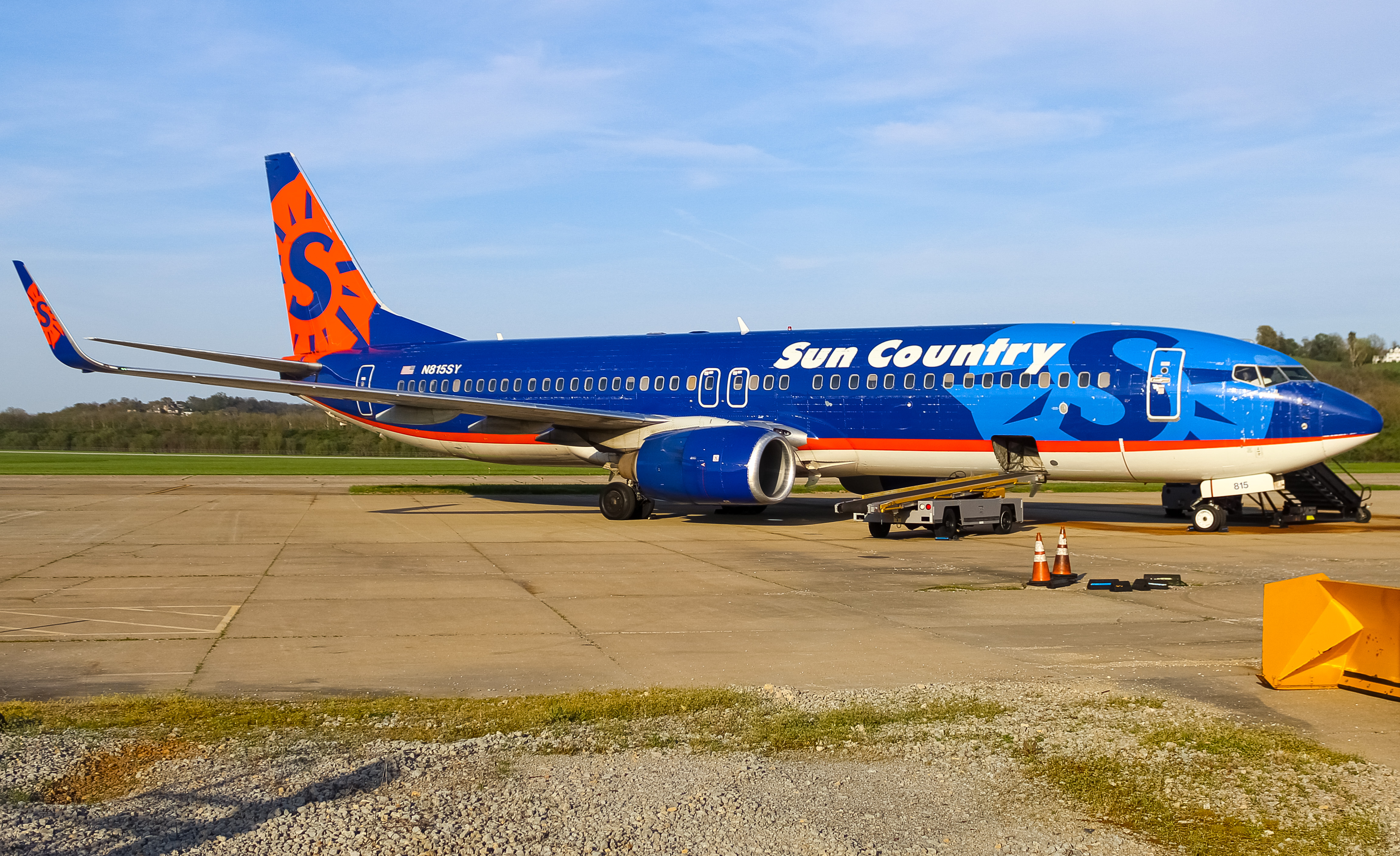 Full size: Sun Country Airlines Boeing 737-800 N815SY at Cincinnati Municipal Airport/Lunken Field