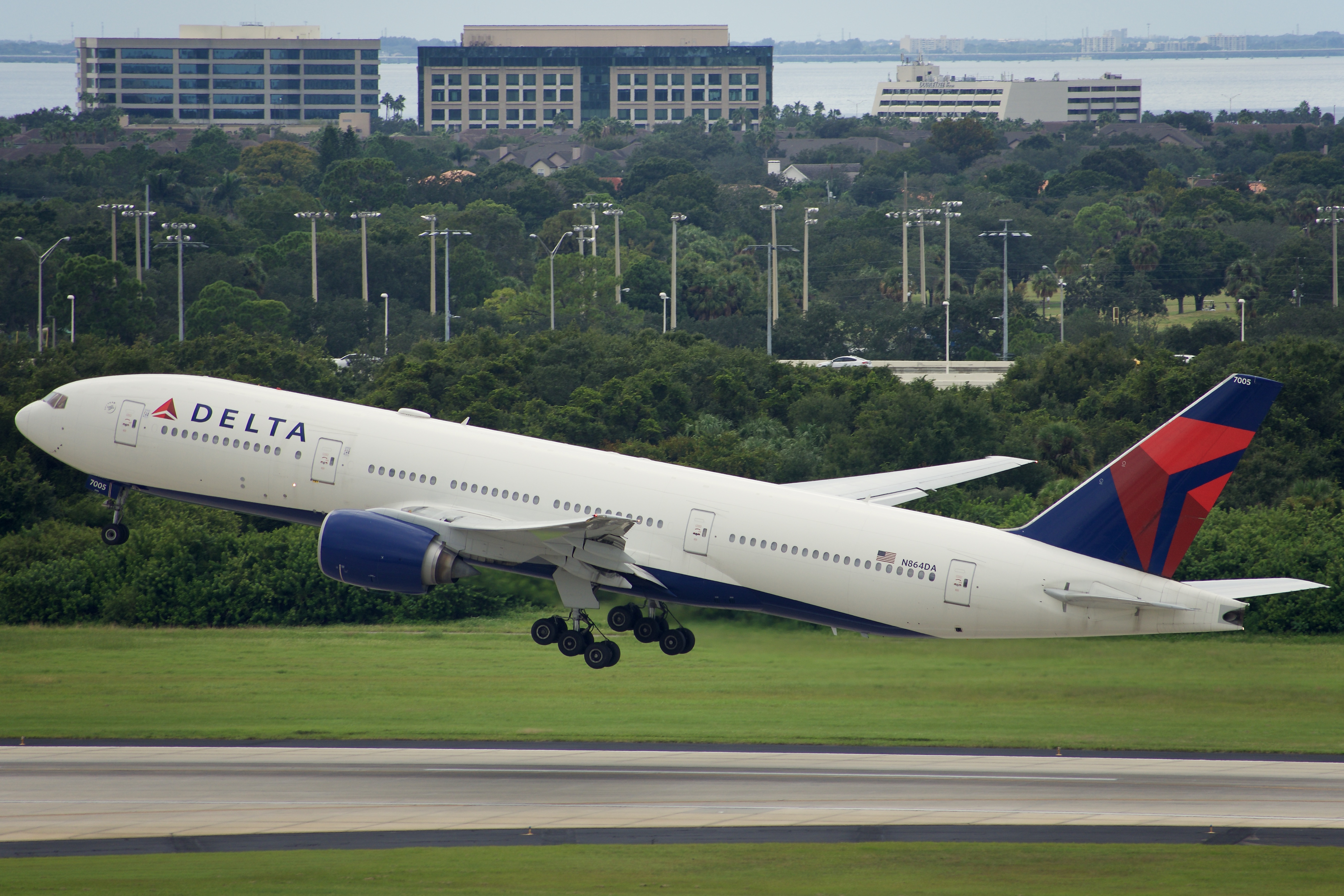 Full size: Delta Airlines Boeing 777-200ER N864DA at Tampa International Airport
