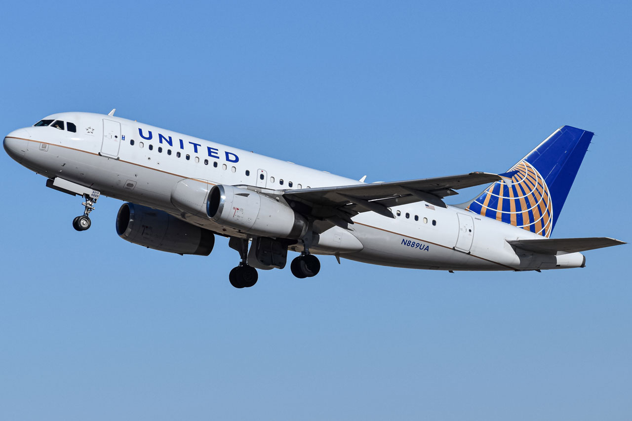 Full size: United Airlines Airbus A319 N889UA at Denver International Airport