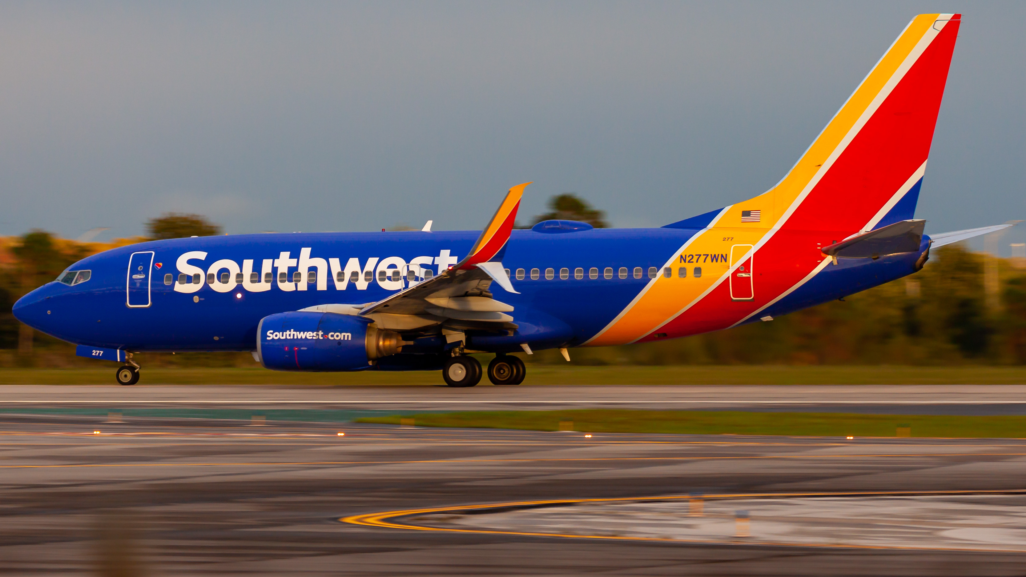 Full size: Southwest Airlines Boeing 737-700 N277WN at Orlando International Airport
