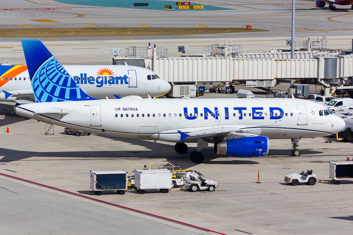 Full size: United Airlines Airbus A319 N876UA at Fort Lauderdale/Hollywood International Airport