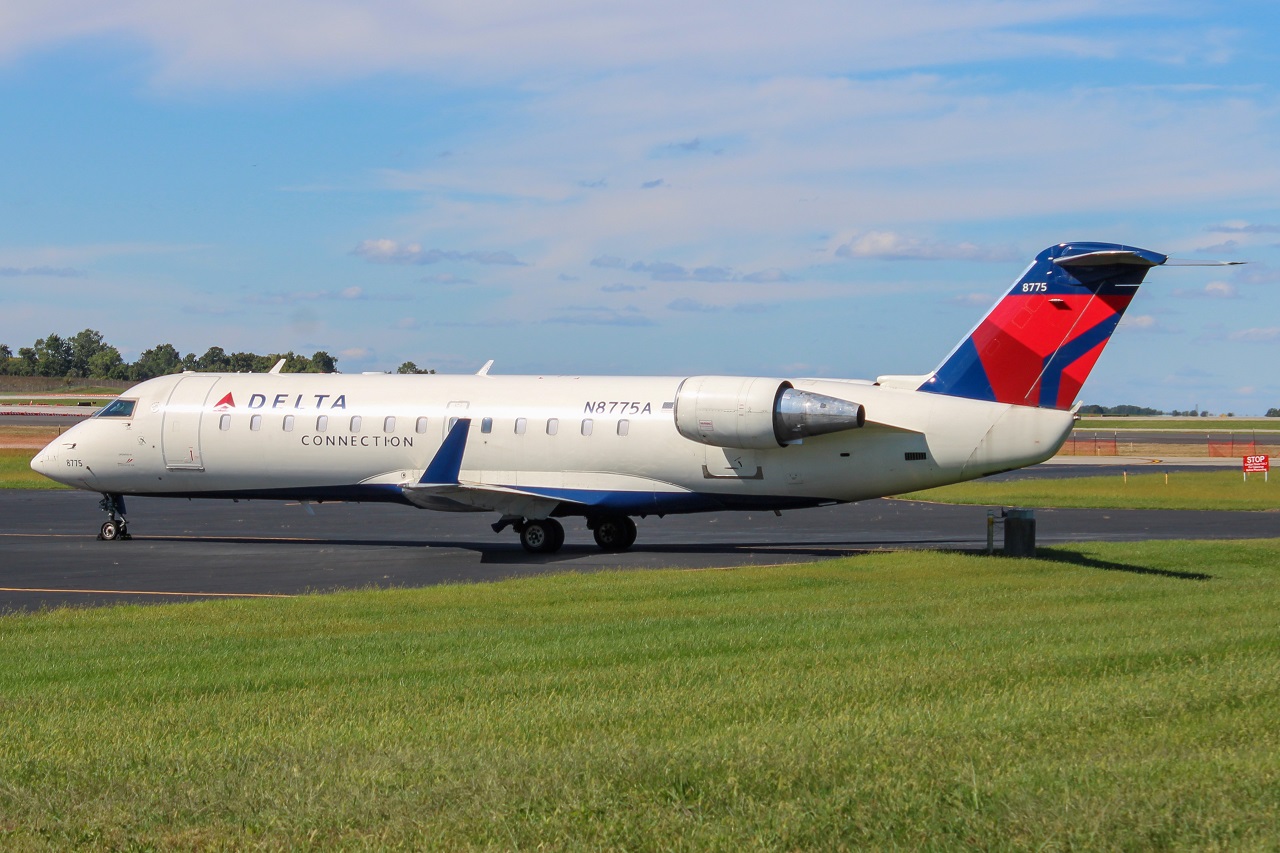 Full size: Delta Connection Mitsubishi CRJ-200 N8775A at Cincinnati/Northern Kentucky International Airport