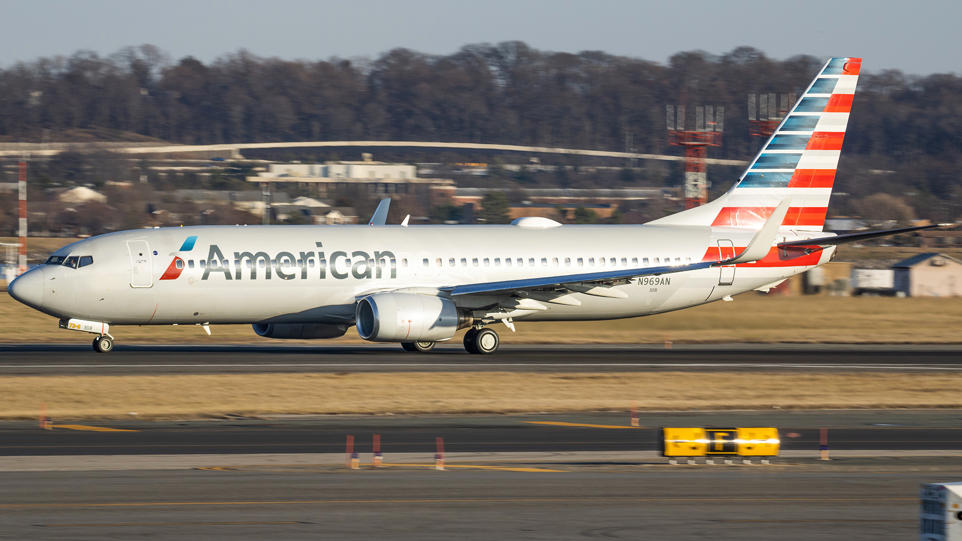 Full size: American Airlines Boeing 737-800 N969AN at Ronald Reagan National Airport