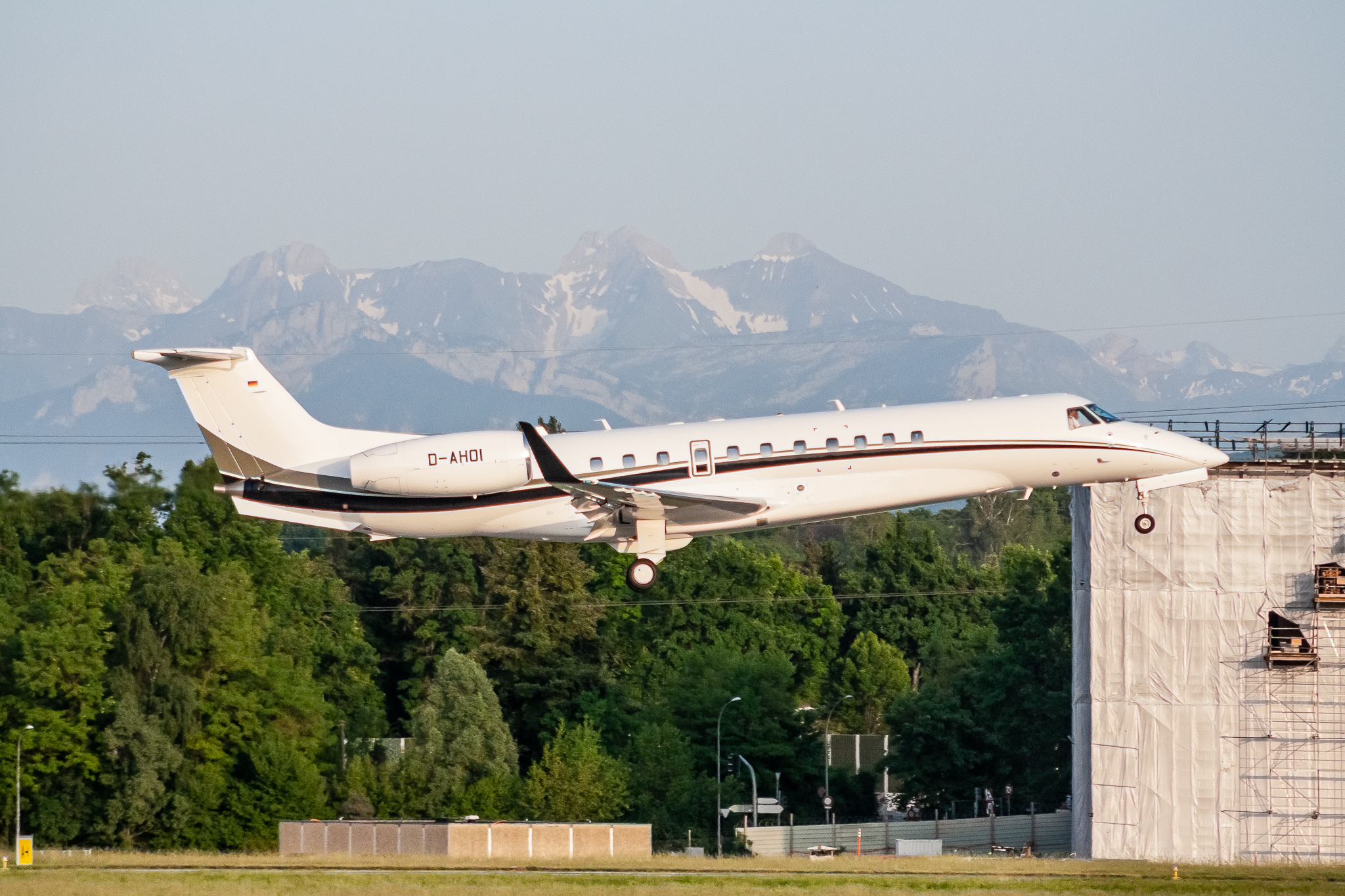 Full size: PRIVATE Embraer Legacy 650 D-AHOI at Geneve Aeroport