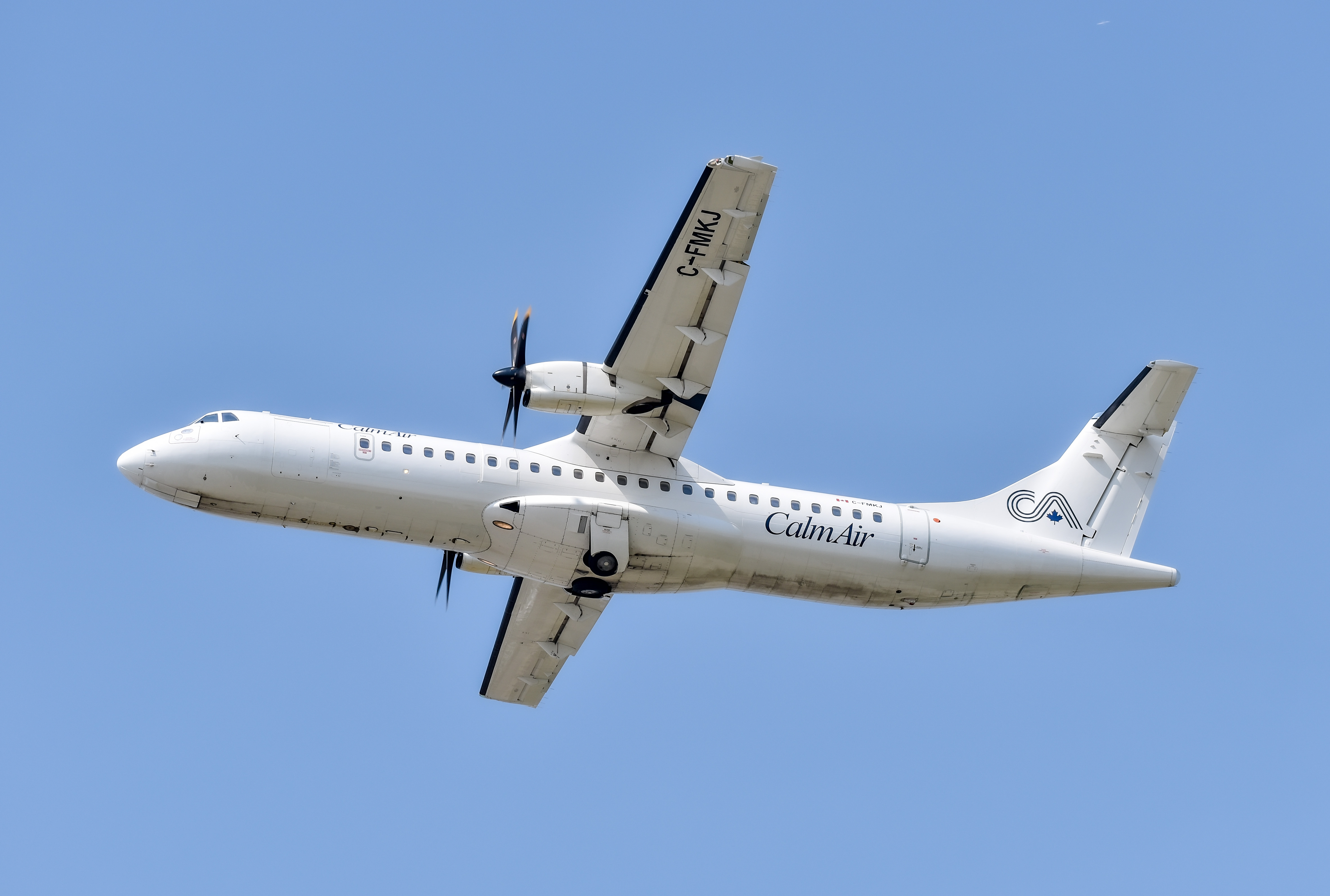 Full size: Calm Air ATR 72-500 C-FMKJ at General Mitchell International Airport