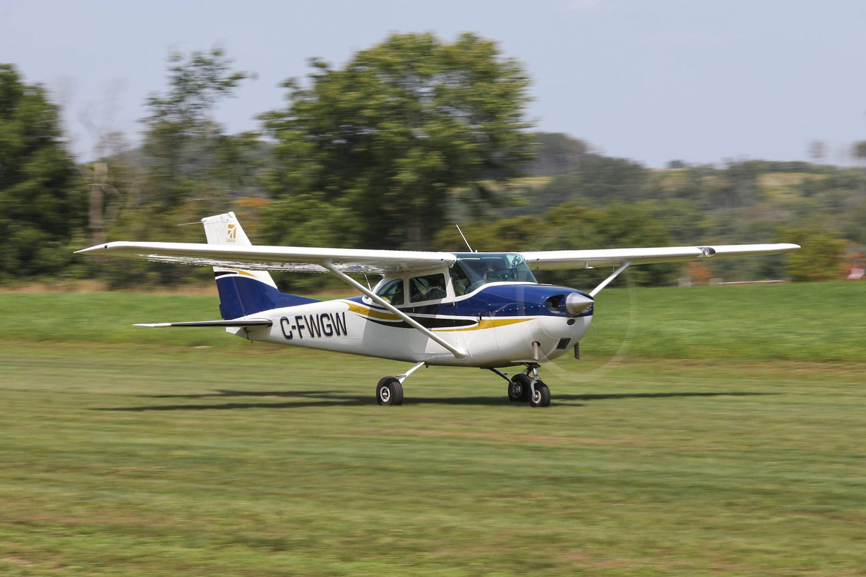 Full size: Private  Cessna 172 C-FWGW at 