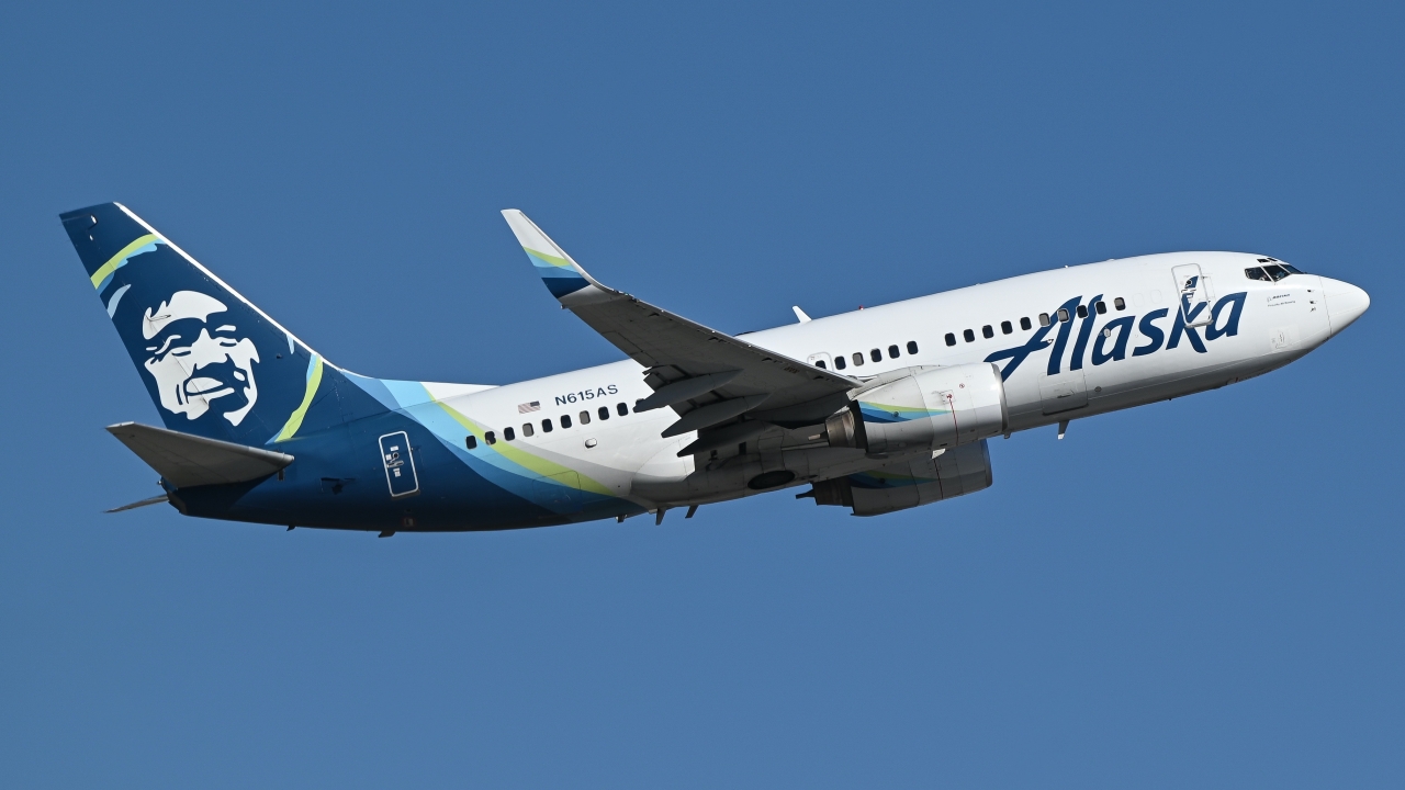 Full size: Alaska Airlines Boeing 737-700 N615AS at Reno/Tahoe International Airport