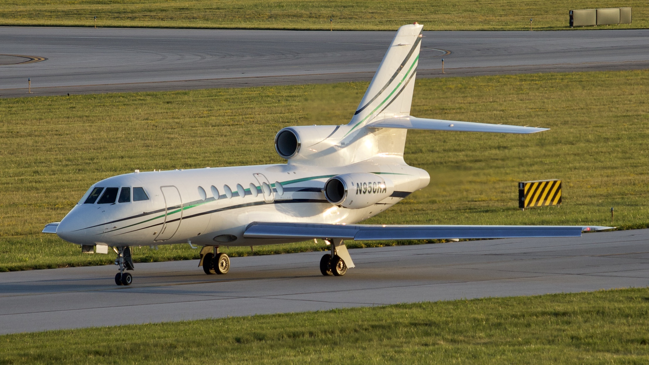 Full size: Royal Air Freight Dassault Falcon 50 N950RA at John Glenn Columbus International Airport