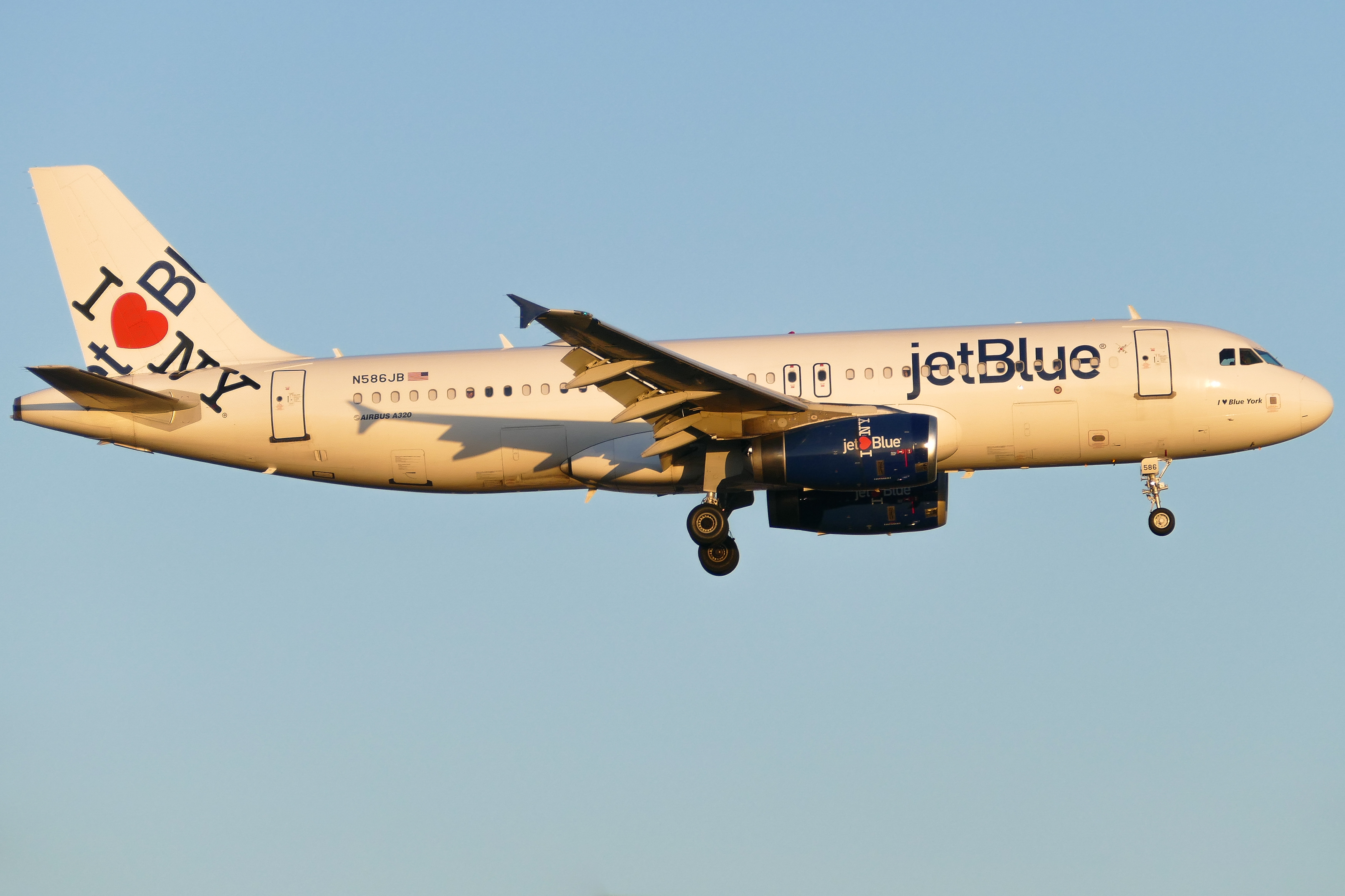 Full size: JetBlue Airways Airbus A320 N586JB at Austin-Bergstrom International Airport