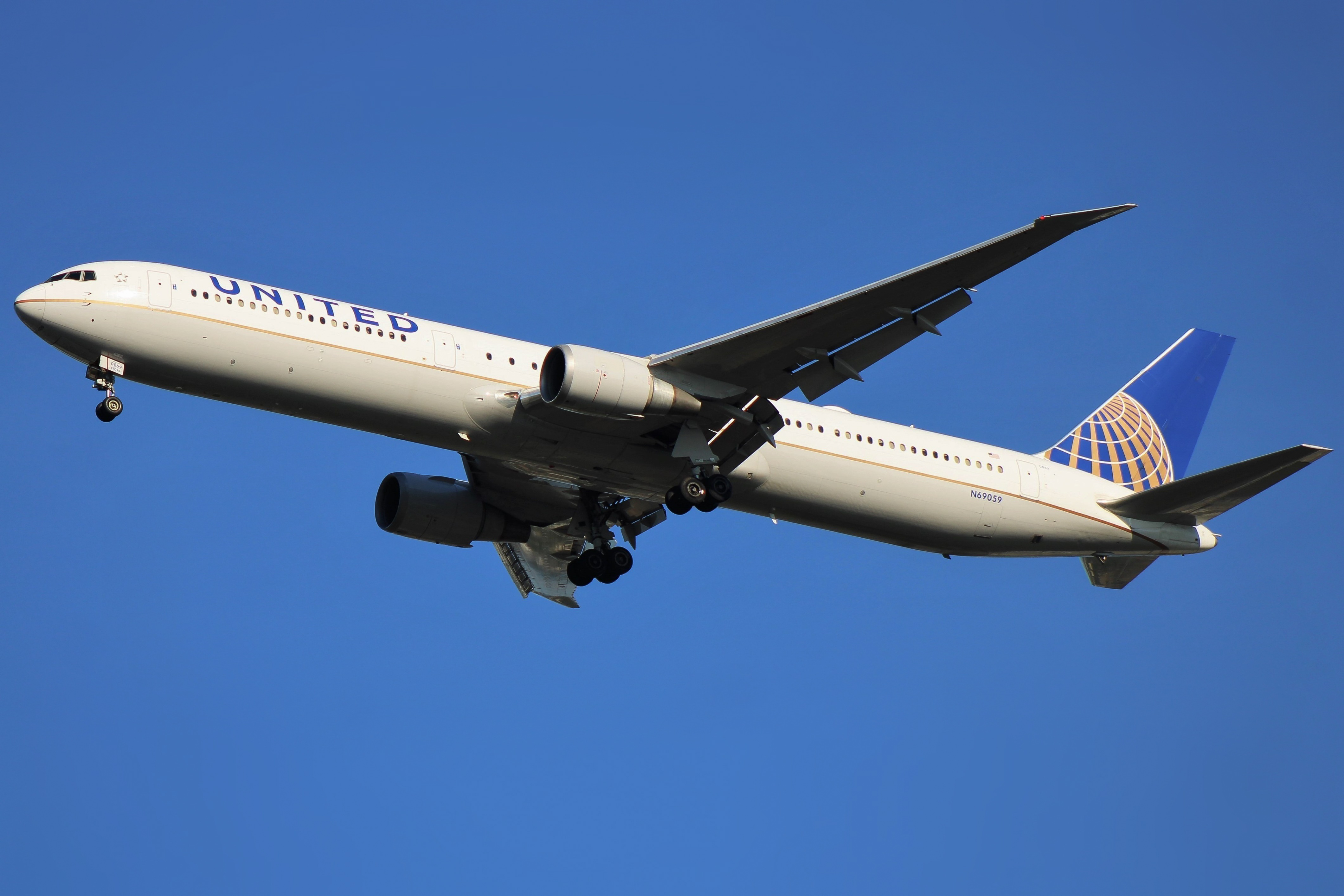 Full size: United Airlines Boeing 767-400ER N69059 at Washington Dulles International Airport