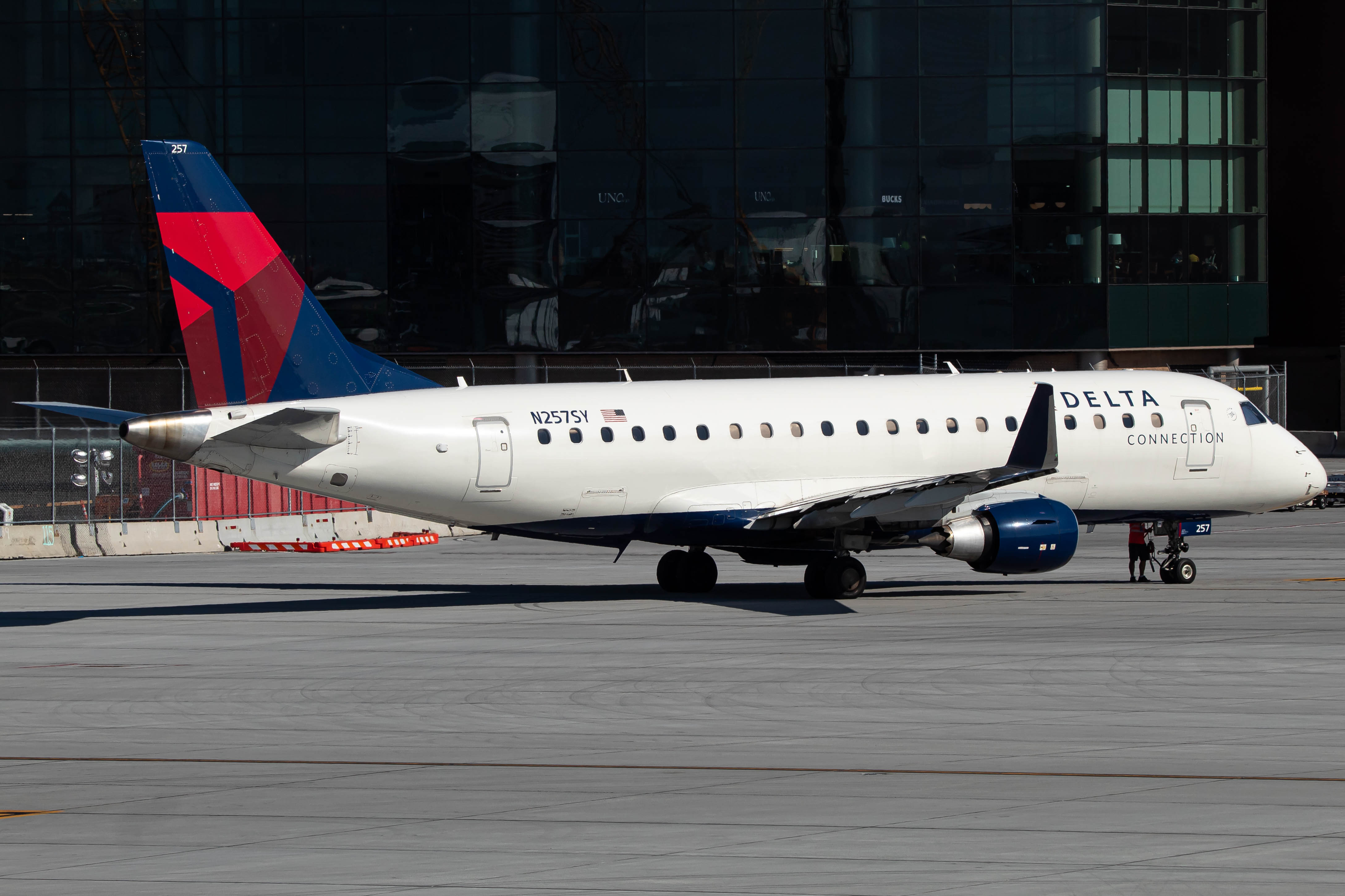 Full size: Delta Connection Embraer E175 N257SY at Salt Lake City International Airport