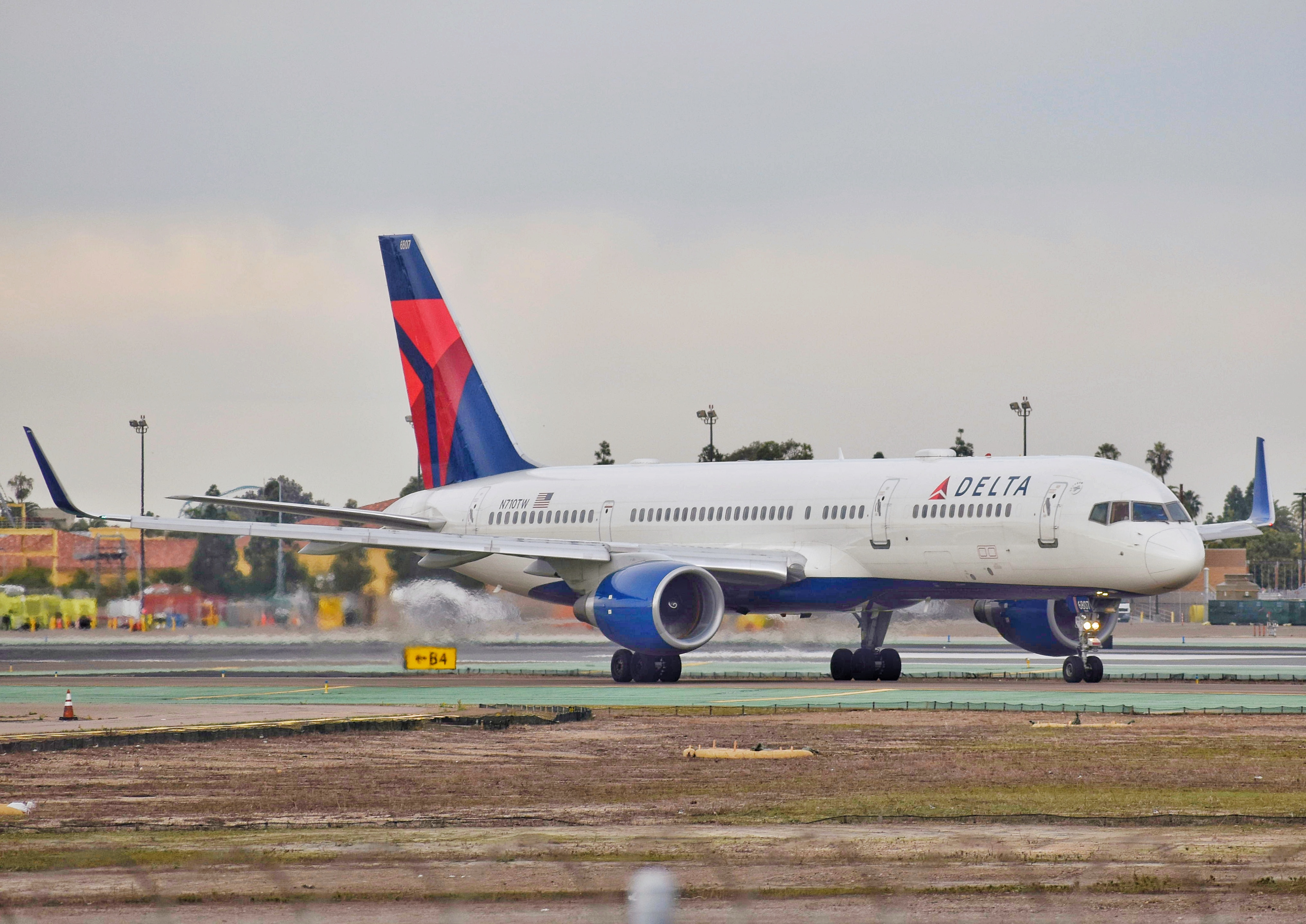 Full size: Delta Airlines Boeing 757-200 N710TW at San Diego International Airport