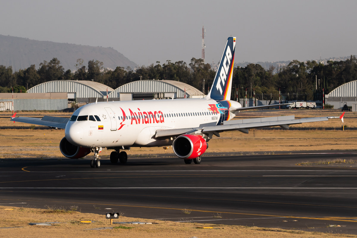 Full size: Avianca Airbus A320 N567AV at Mexico City International Airport