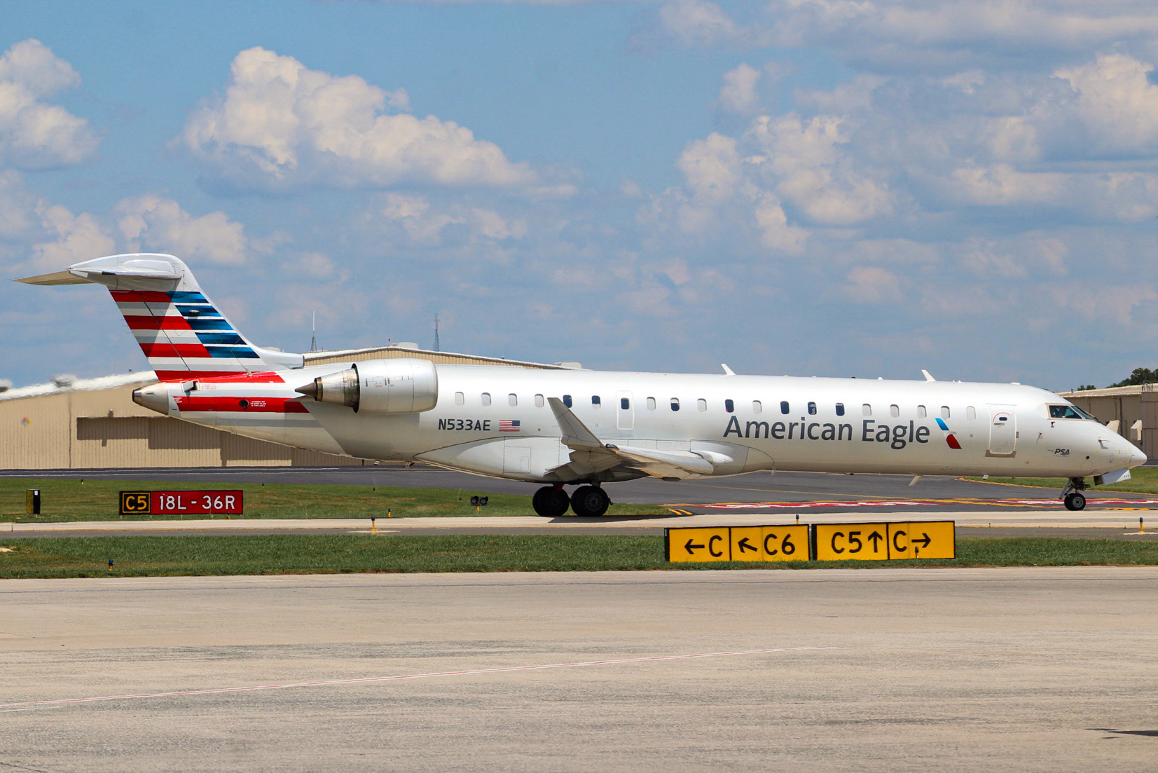 Full size: American Airlines Mitsubishi CRJ-700 N533AE at Charlotte/Douglas International Airport