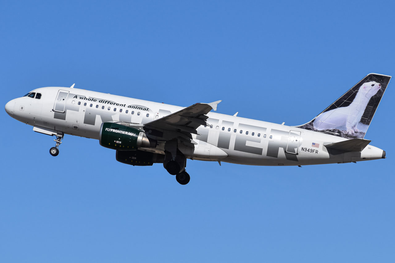 Full size: Frontier Airlines Airbus A319 N949FR at Denver International Airport