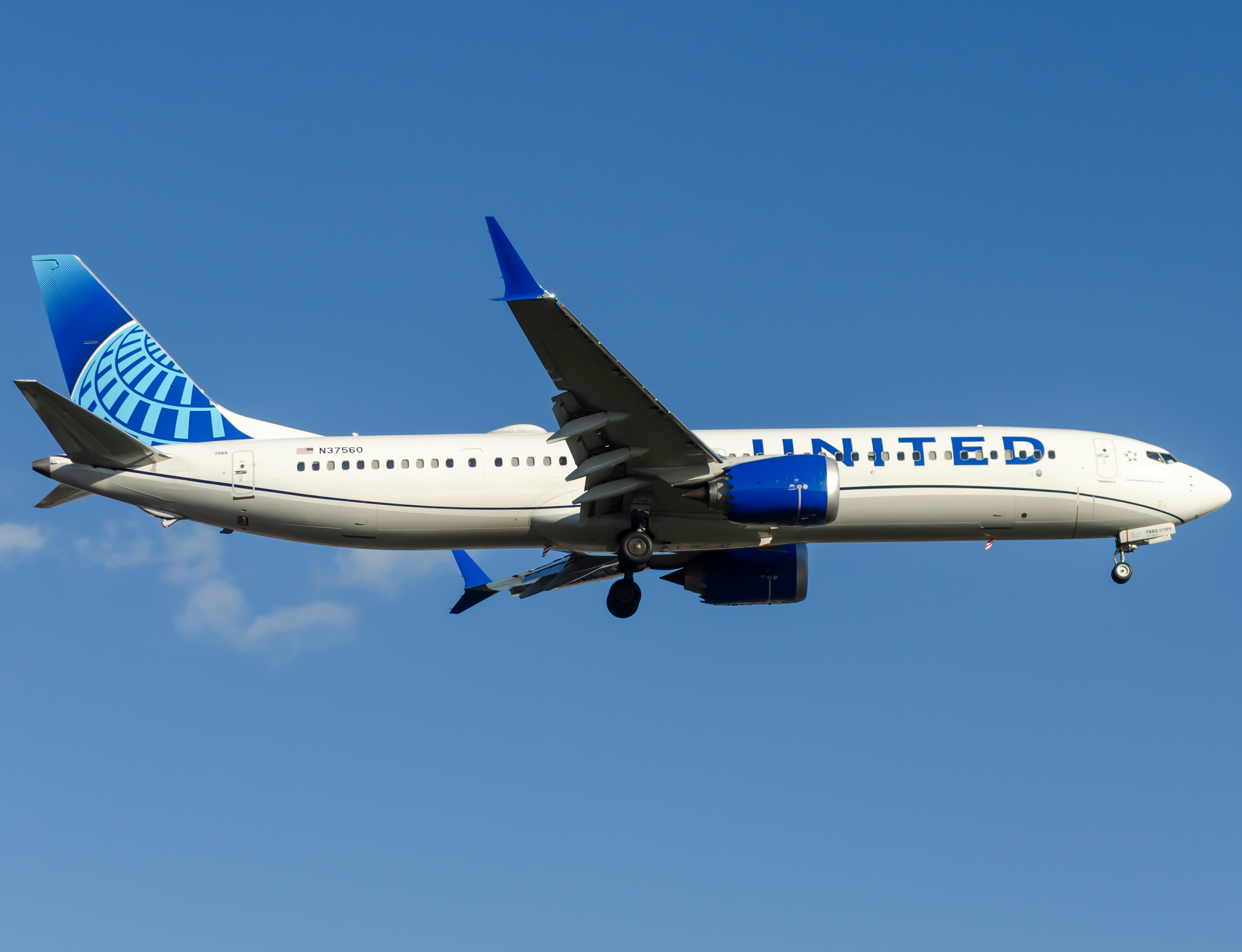 Full size: United Airlines Boeing 737 MAX 9 N37560 at Newark Liberty International Airport