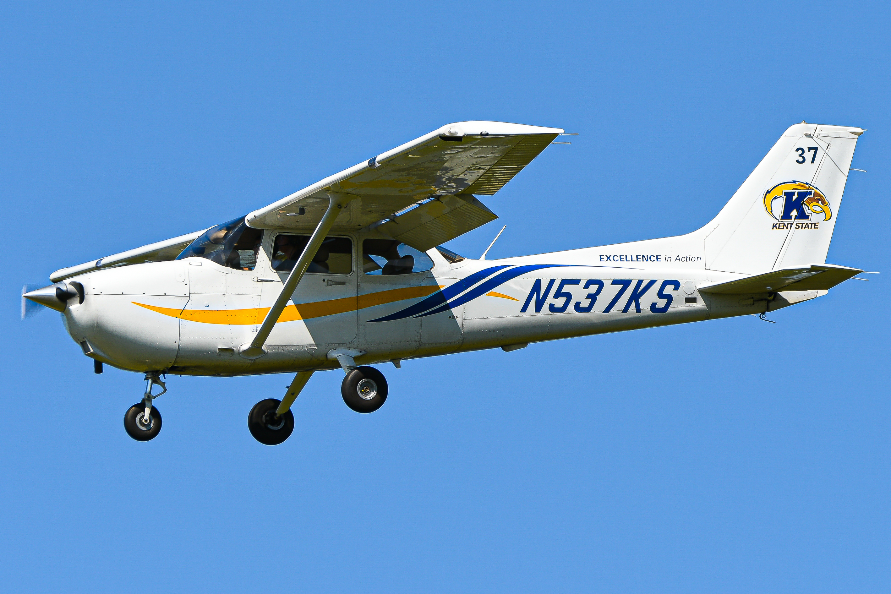 Full size: Kent State University Cessna 172 N537KS at 