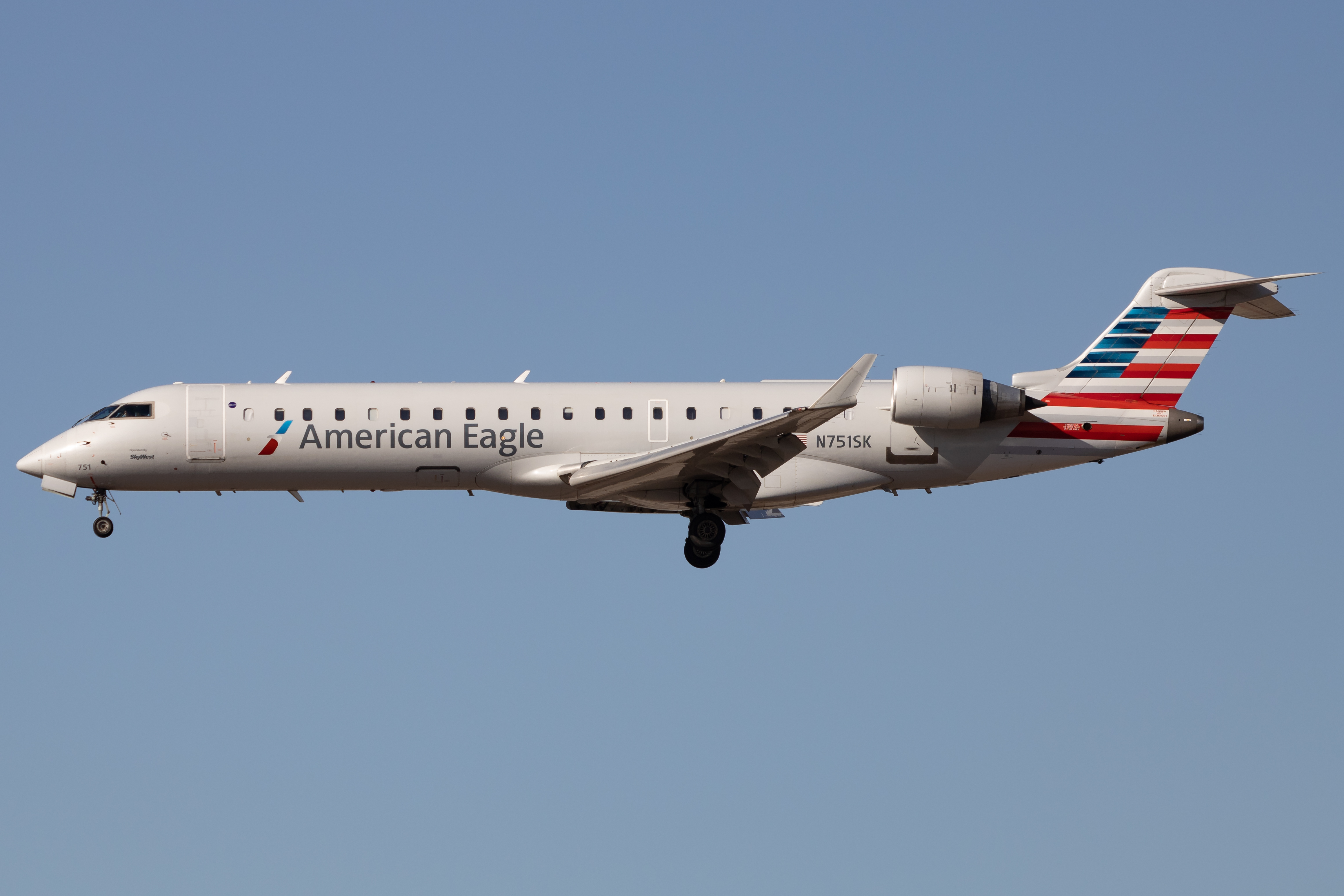 Full size: American Eagle Mitsubishi CRJ-700 N751SK at Phoenix Sky Harbor International Airport