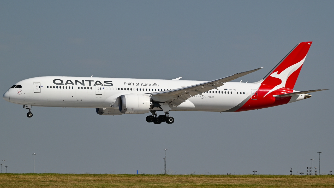 Full size: Qantas Airways Boeing 787-9 VH-ZNE at Dallas-Fort Worth International Airport