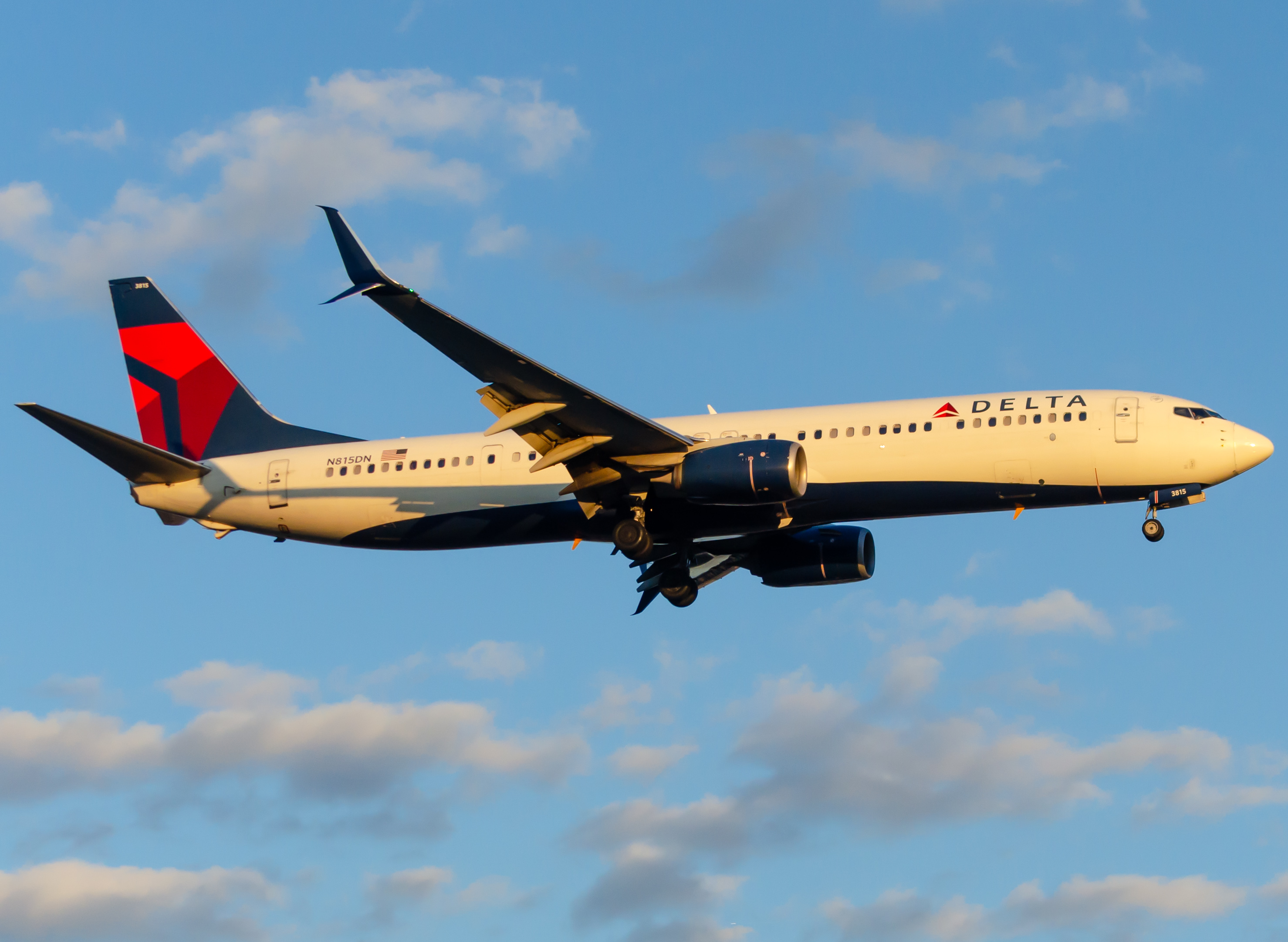 Full size: Delta Airlines Boeing 737-900ER N815DN at Newark Liberty International Airport