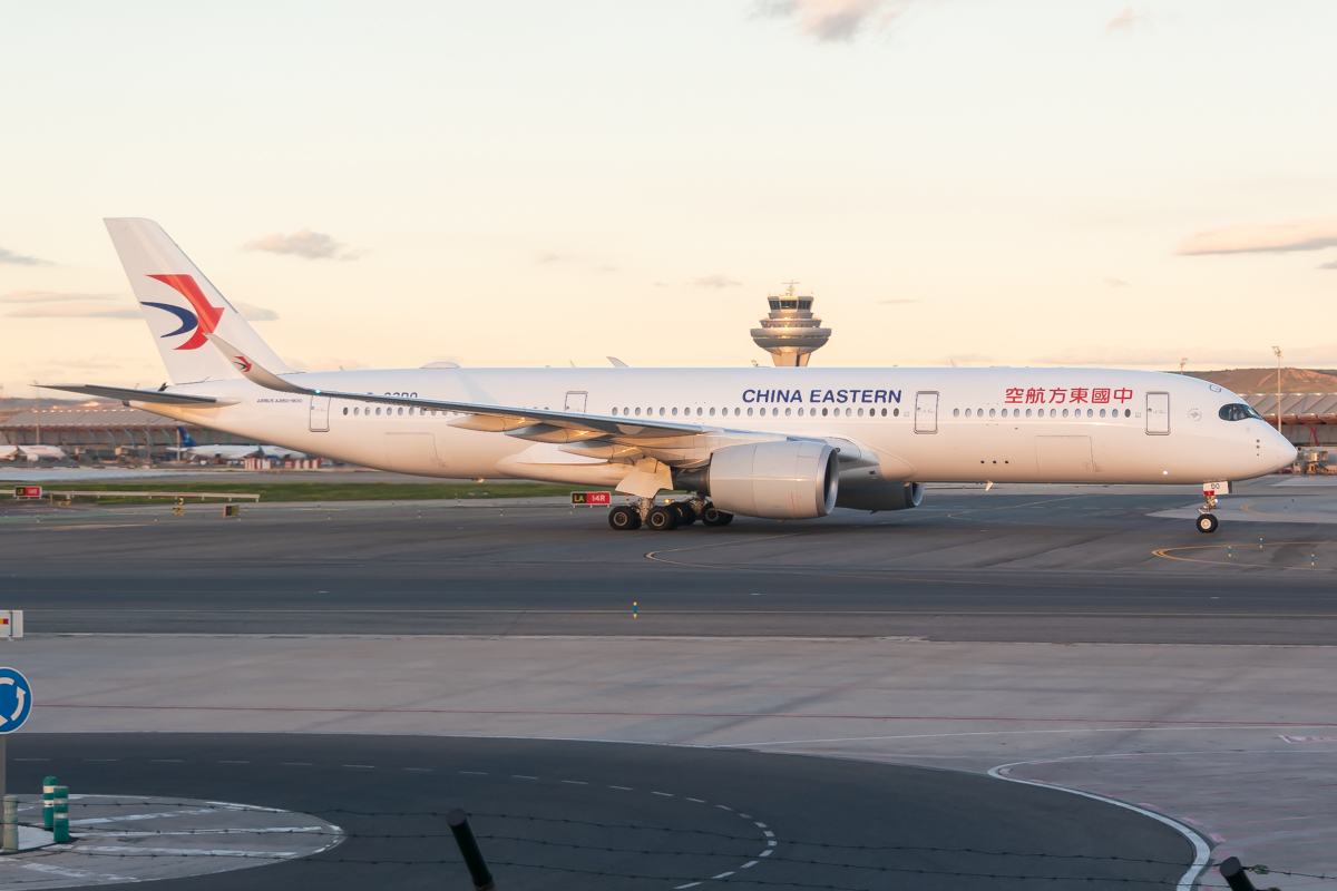 Full size: China Eastern Airlines Airbus A350-900 B-32DO at Madrid Barajas Airport