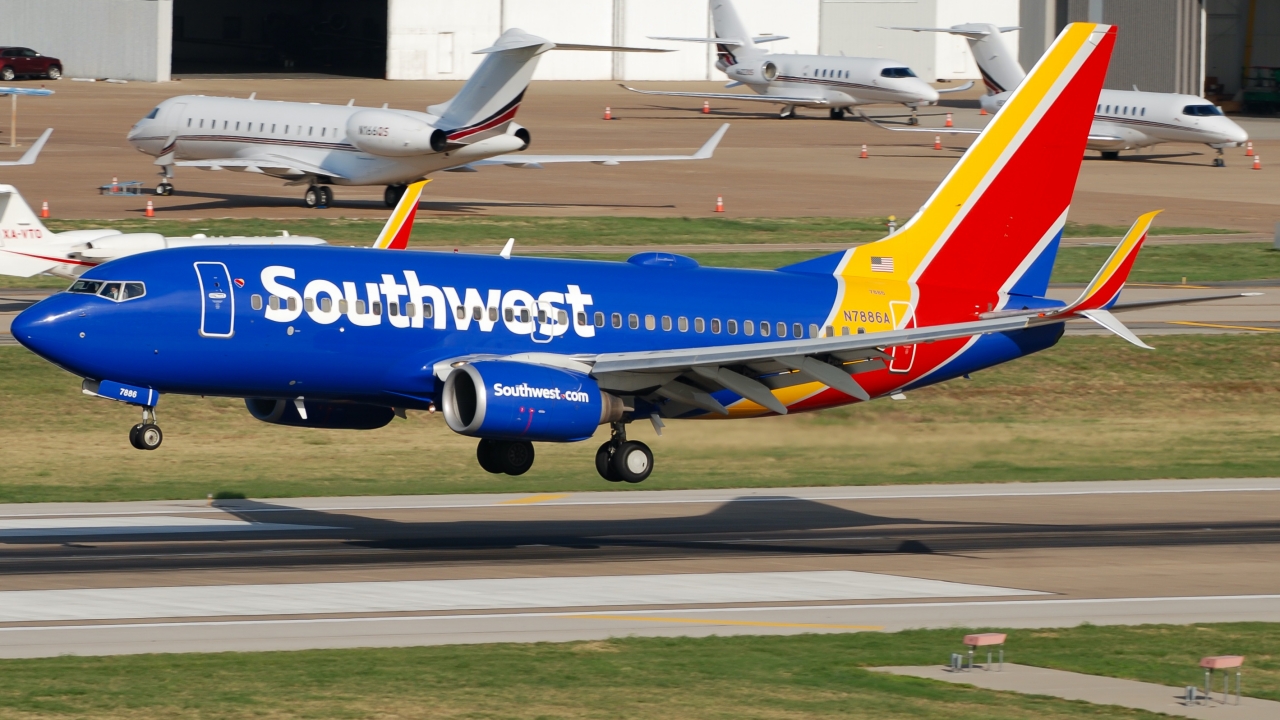 Full size: Southwest Airlines Boeing 737-700 N7886A at Dallas Love Field Airport