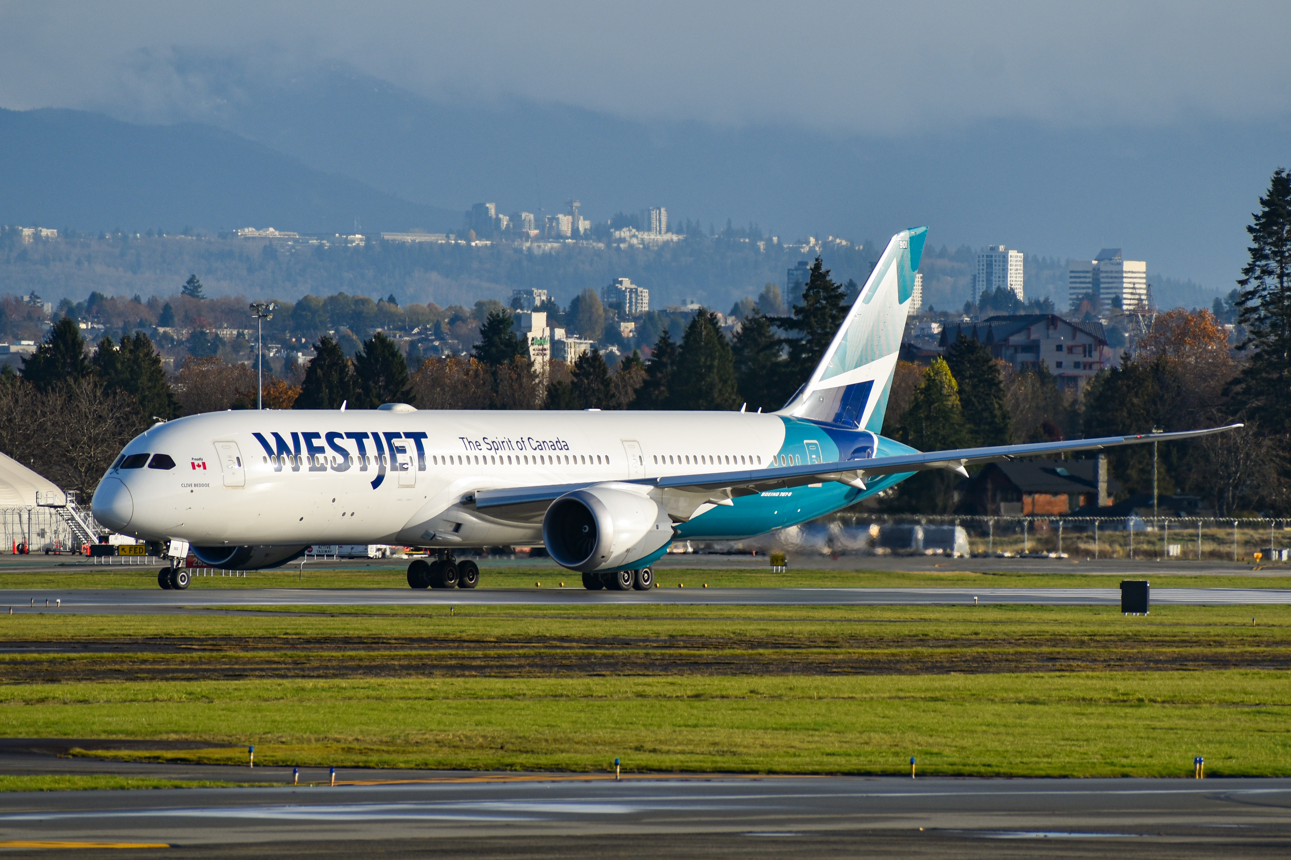 Full size: WestJet Boeing 787-9 C-GUDH at Vancouver International Airport