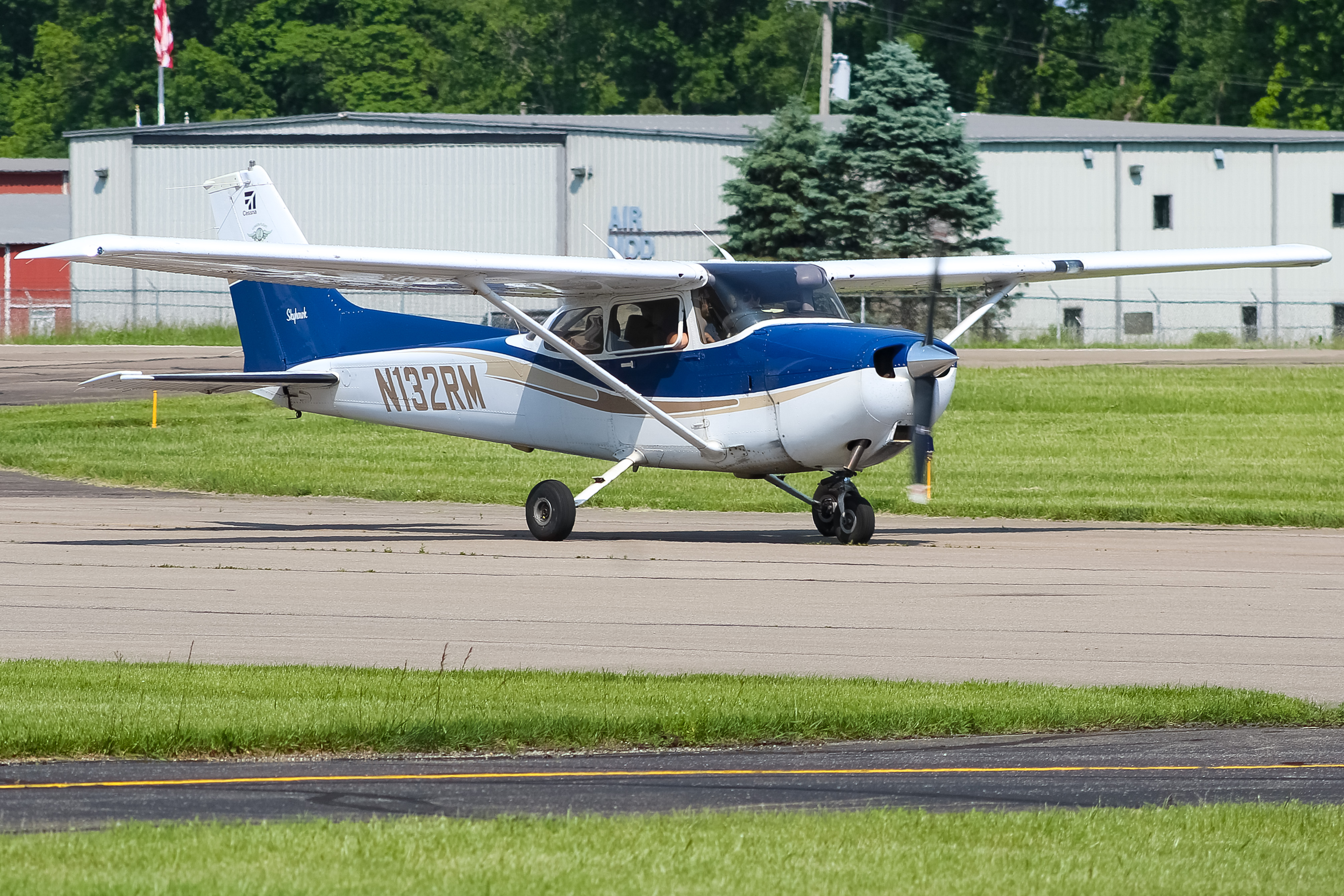 Full size: PRIVATE Cessna 172 N132RM at Clermont County Airport