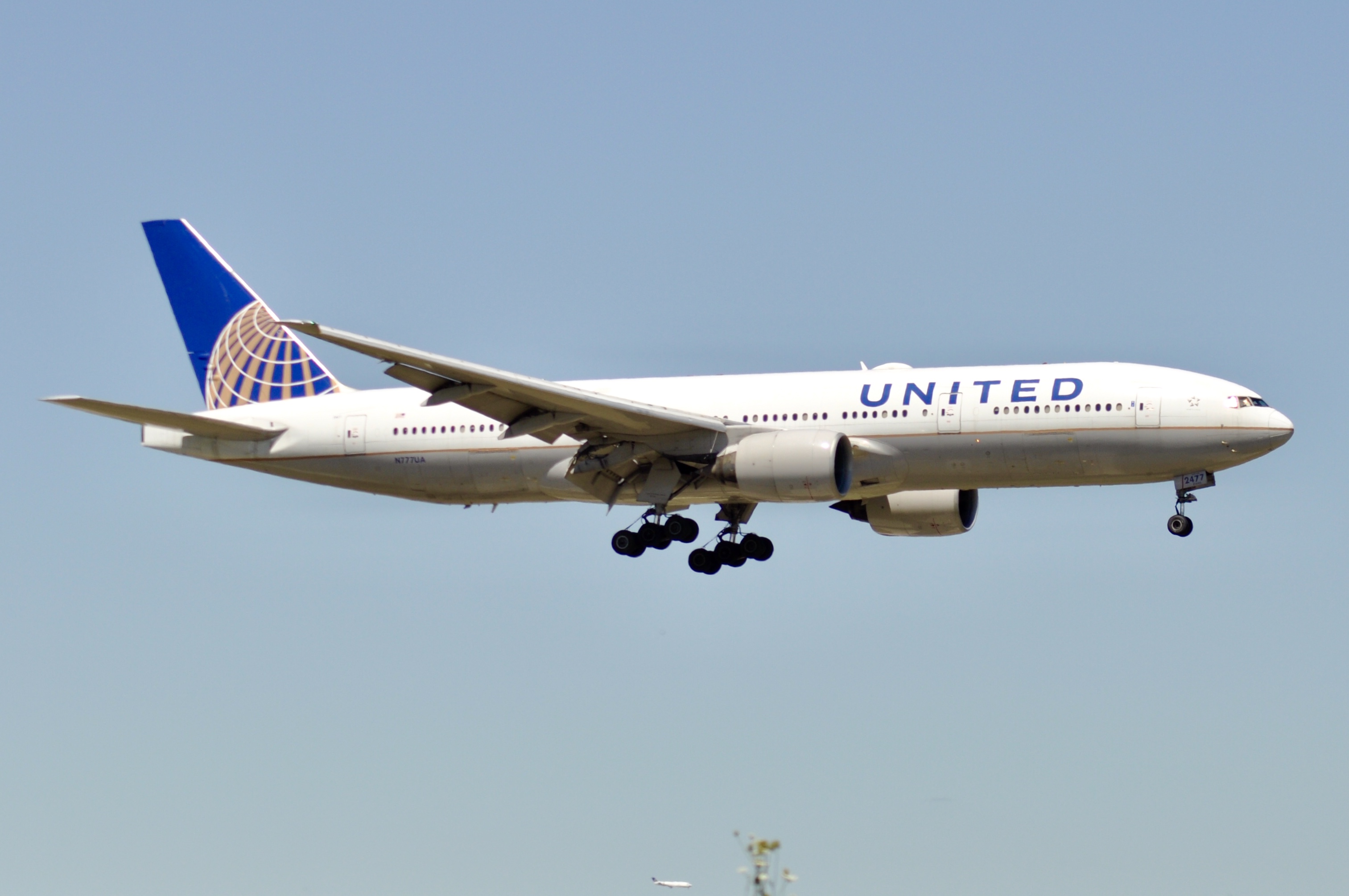 Full size: United Airlines Boeing 777-200 N777UA at Chicago O'Hare International Airport