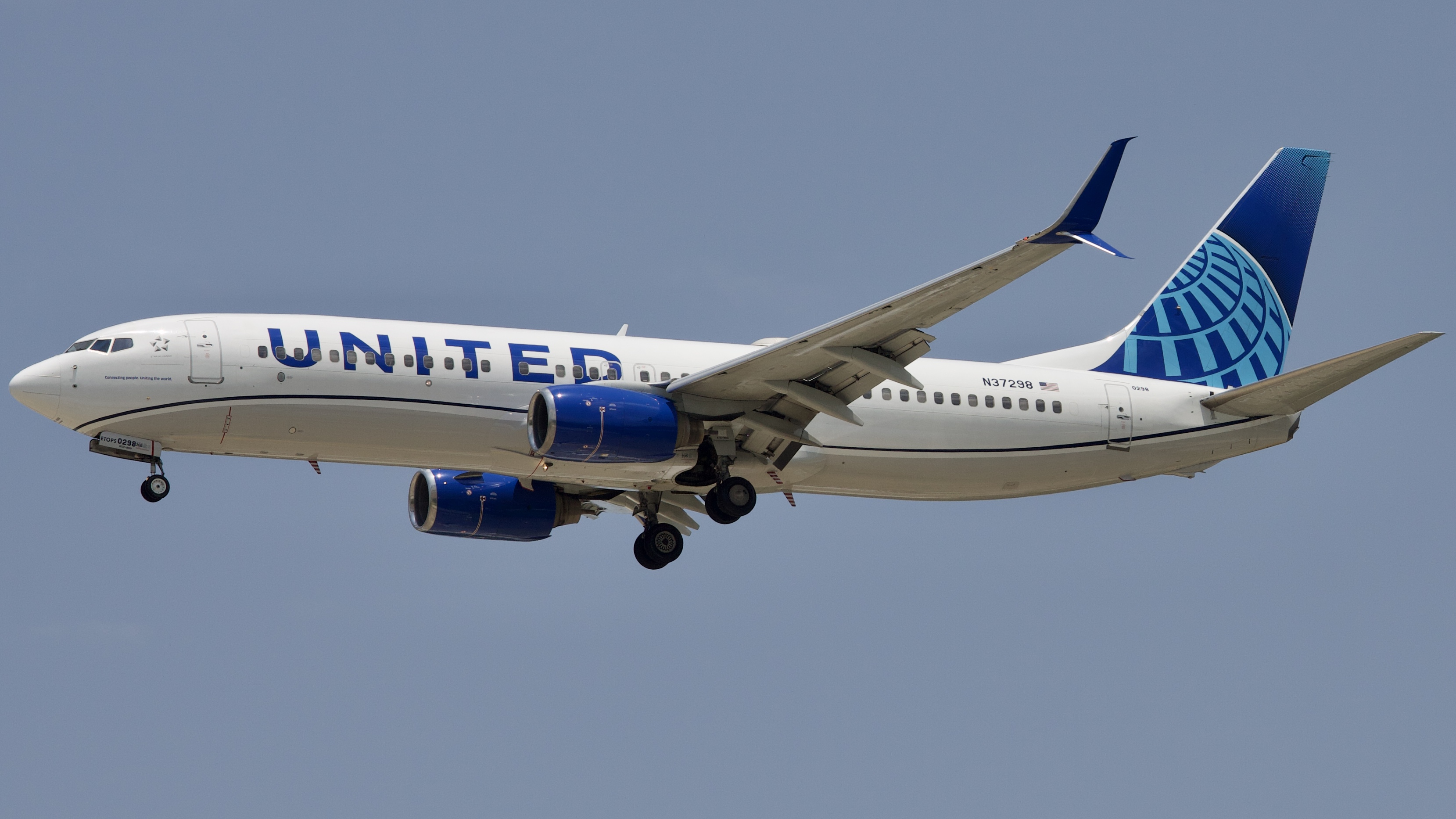Full size: United Airlines Boeing 737-800 N37298 at Houston-George Bush Intercontinental Airport
