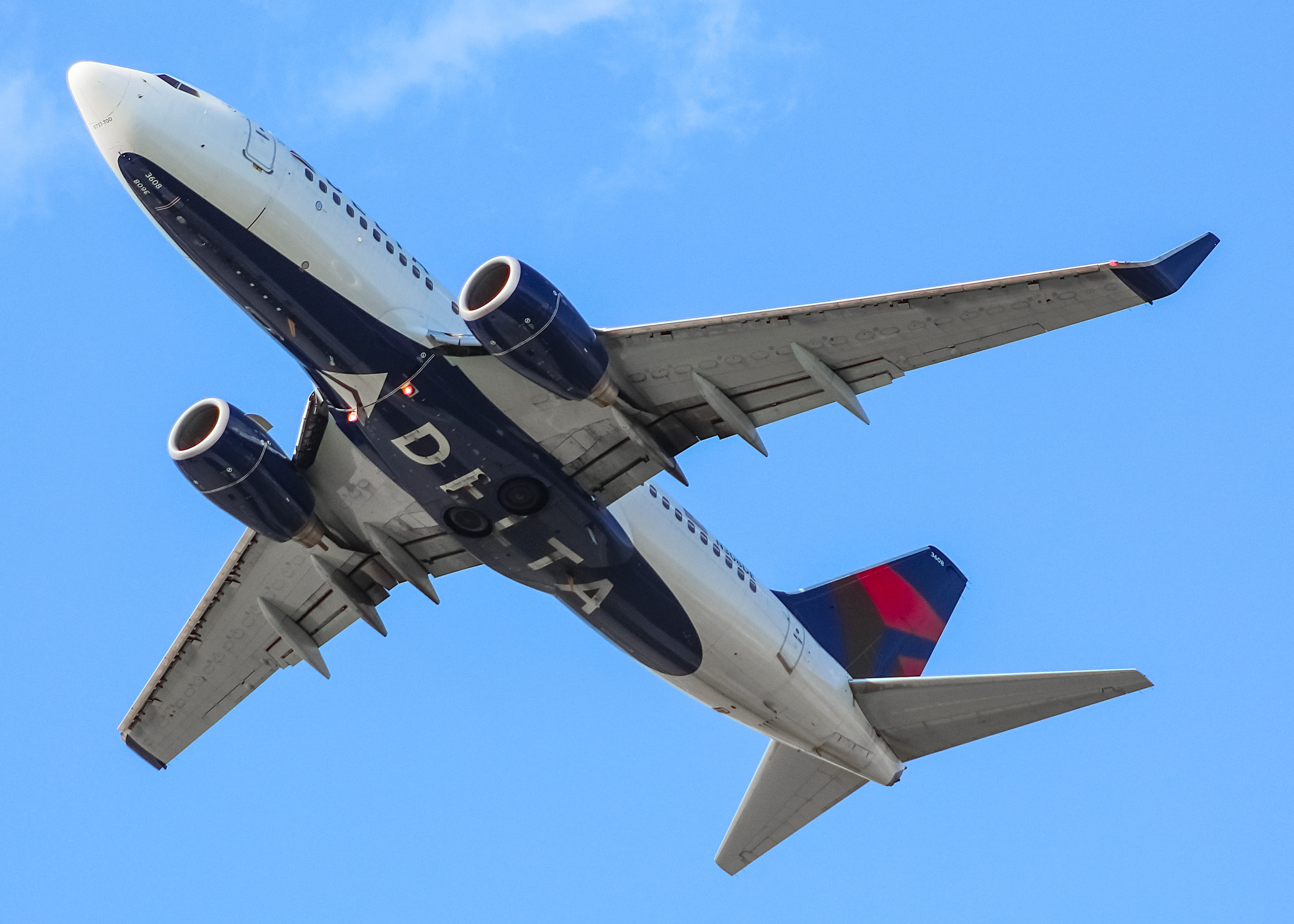 Full size: Delta Airlines Boeing 737-700 N308DE at General Mitchell International Airport