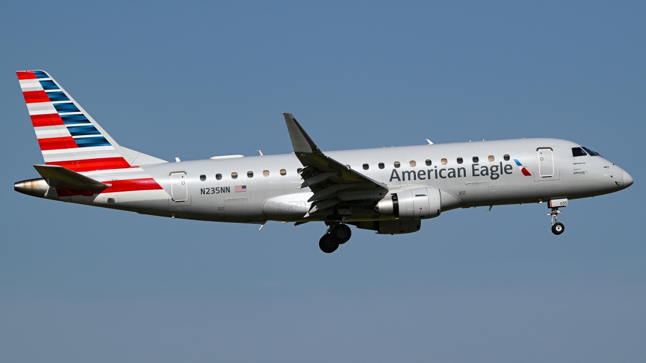 Full size: American Eagle Embraer E175 N235NN at Dallas-Fort Worth International Airport