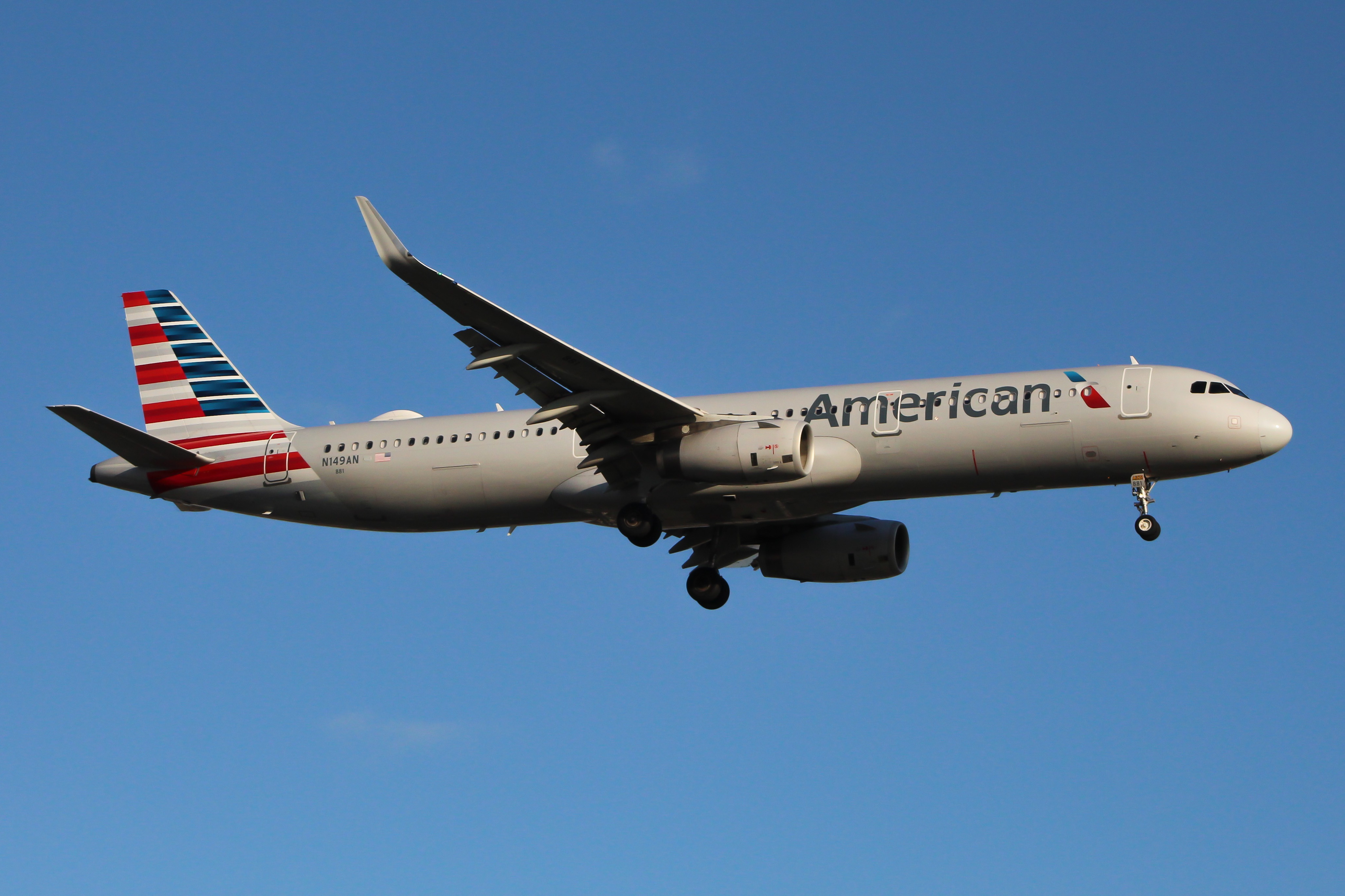 Full size: American Airlines Airbus A321-200 N149AN at Newark Liberty International Airport