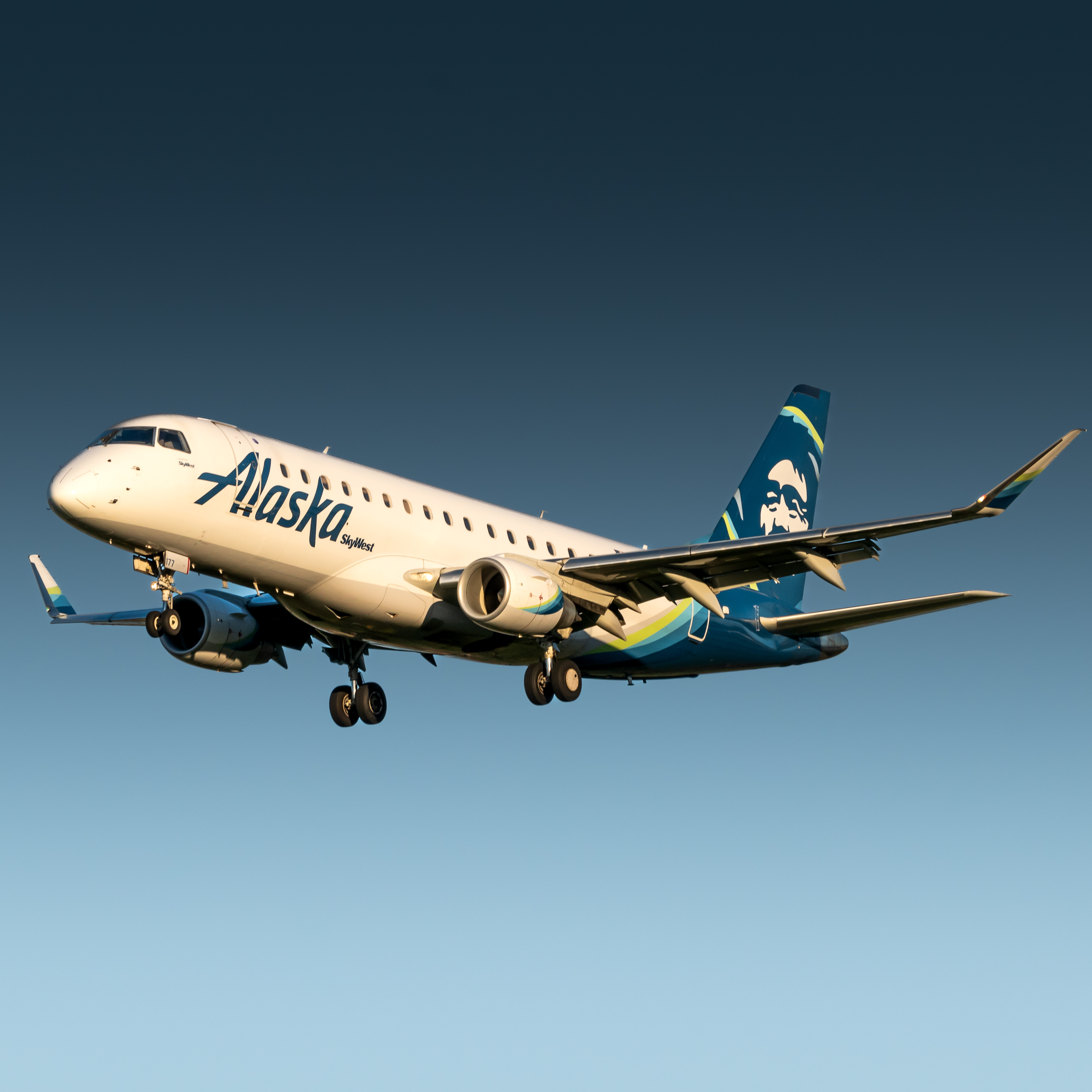 Full size: Alaska Airlines Embraer E175 N177SY at Portland International Airport