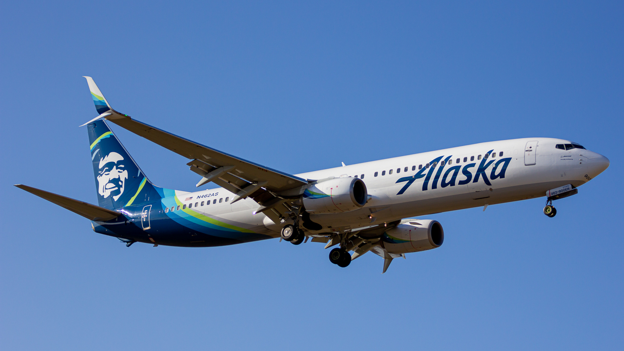 Full size: Alaska Airlines Boeing 737-900ER N462AS at John Glenn Columbus International Airport