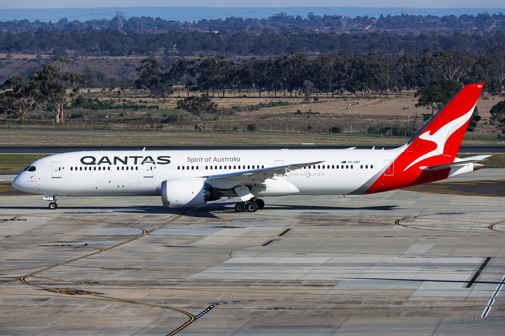 Full size: Qantas Airways Boeing 787-9 VH-ZNH at Melbourne Airport