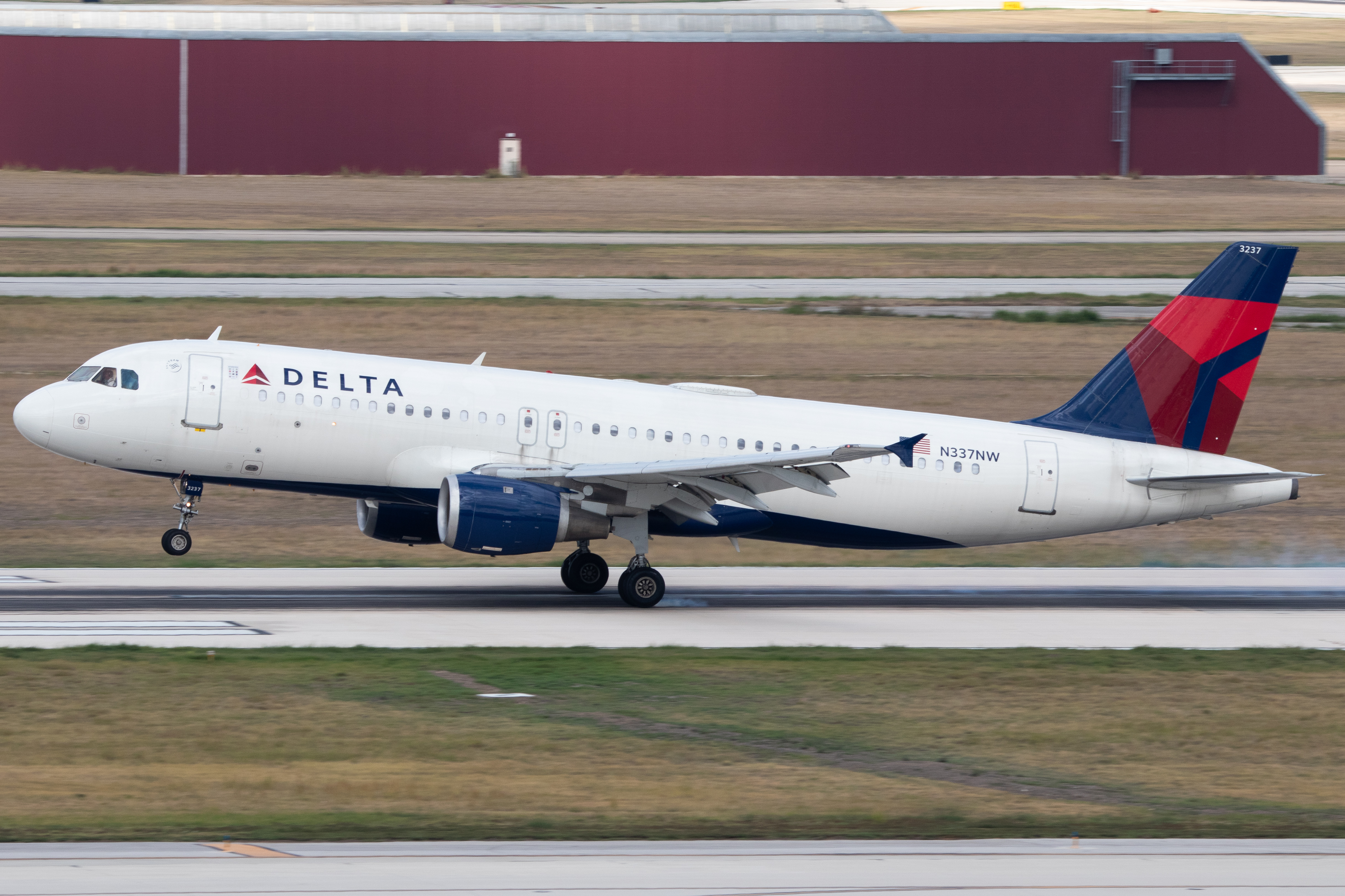 Full size: Delta Airlines Airbus A320 N337NW at San Antonio International Airport