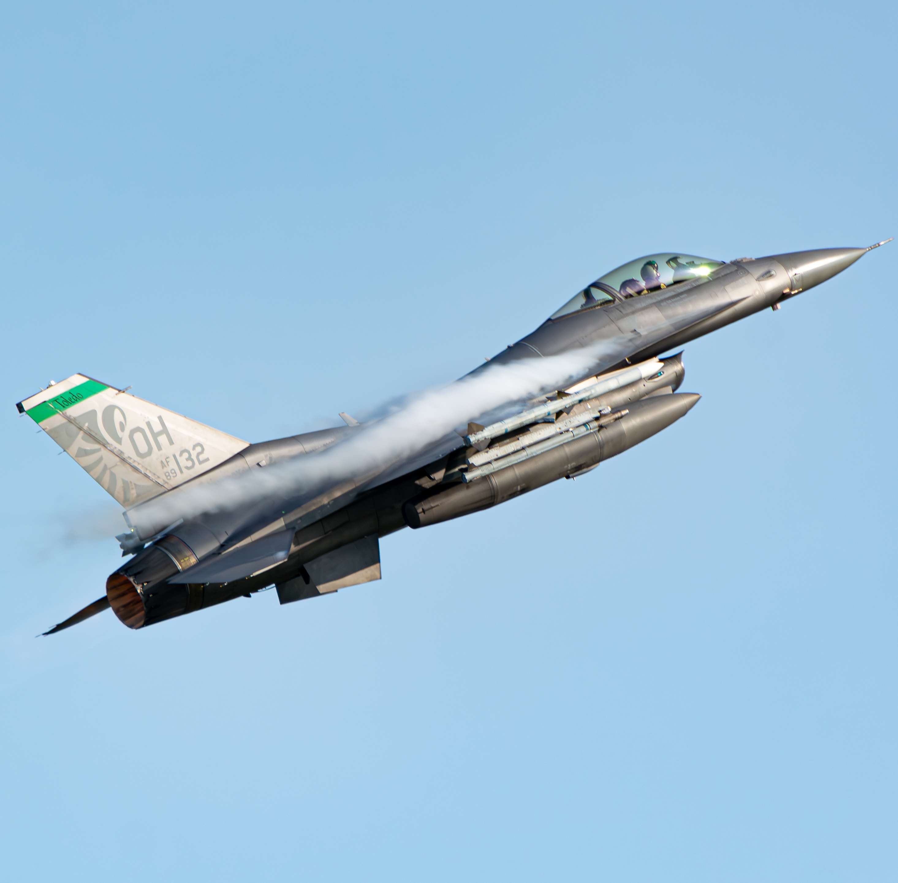 Full size: USAF - United States Air Force General Dynamics F-16 Fighting Falcon 89-2132 at Toledo Express Airport