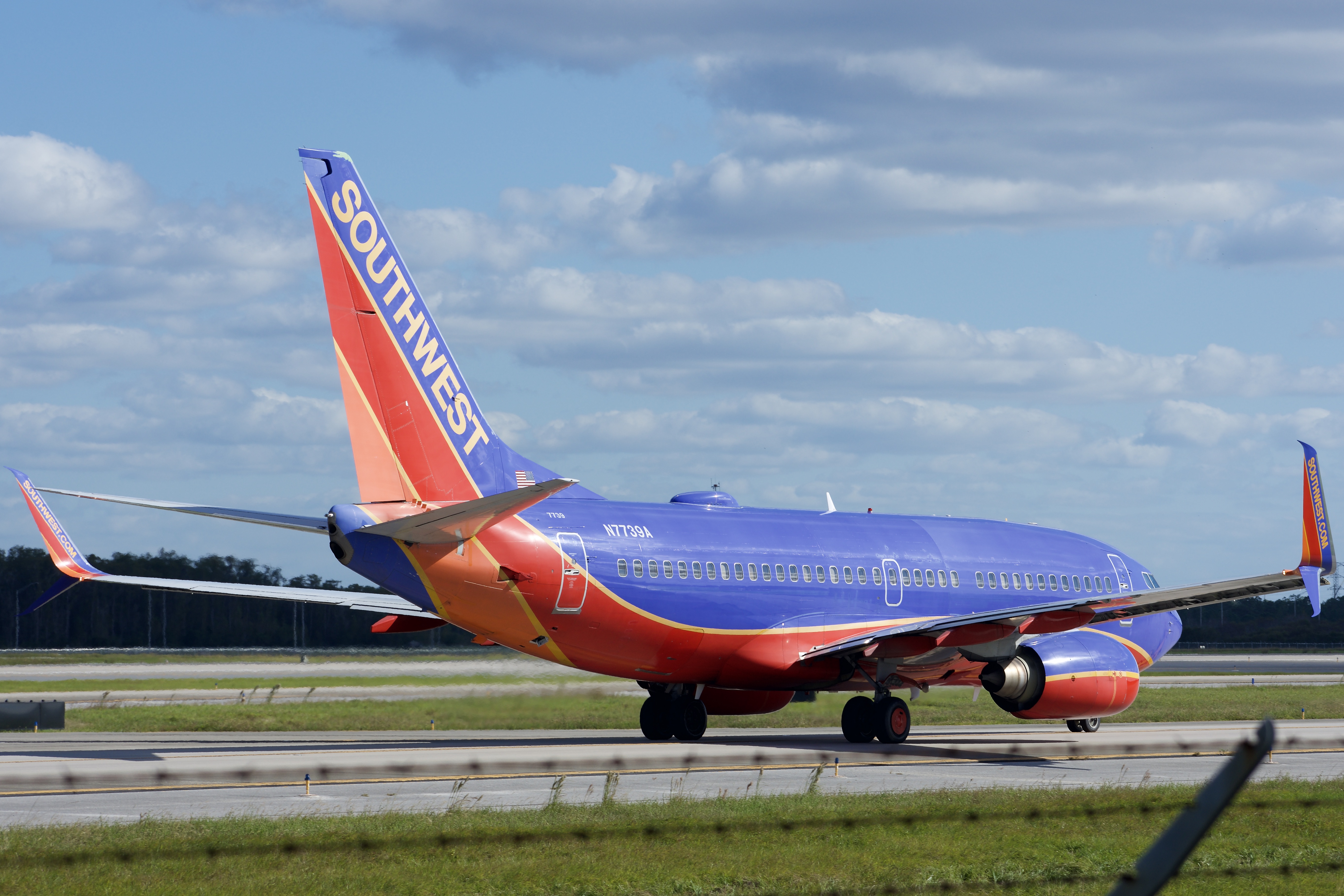 Full size: Southwest Airlines Boeing 737-700 N7739A at Orlando International Airport