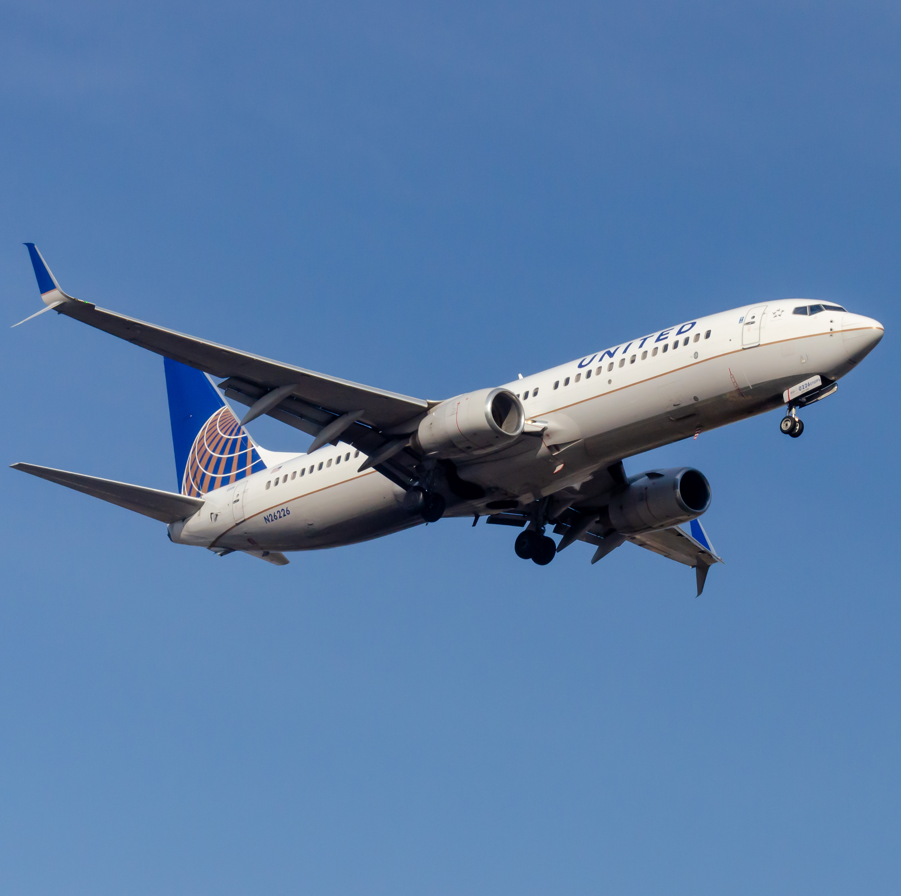Full size: United Airlines Boeing 737-800 N26226 at Newark Liberty International Airport