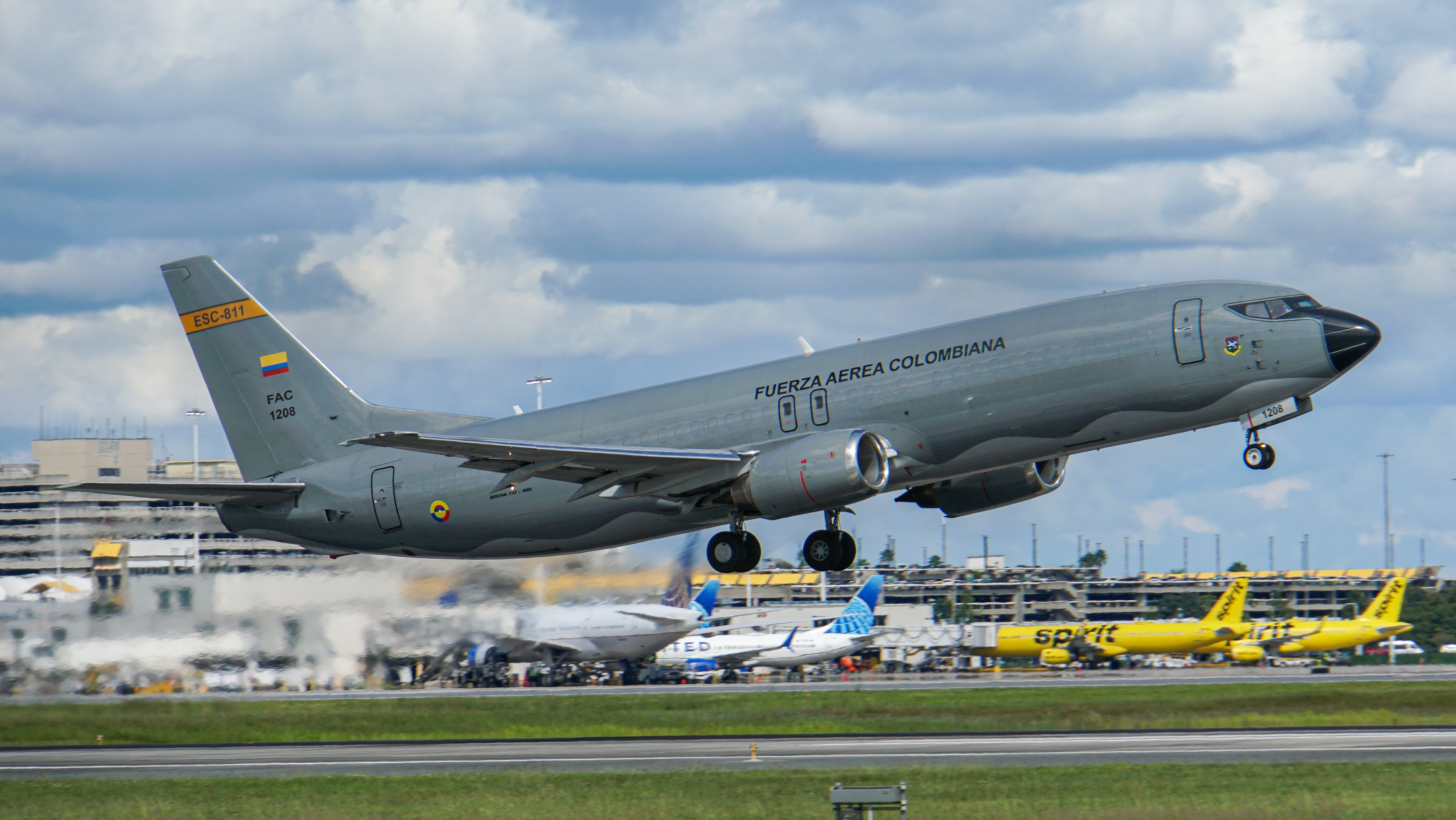 Full size: Columbian Air Force Boeing 737-400F FAC1208 at Orlando International Airport