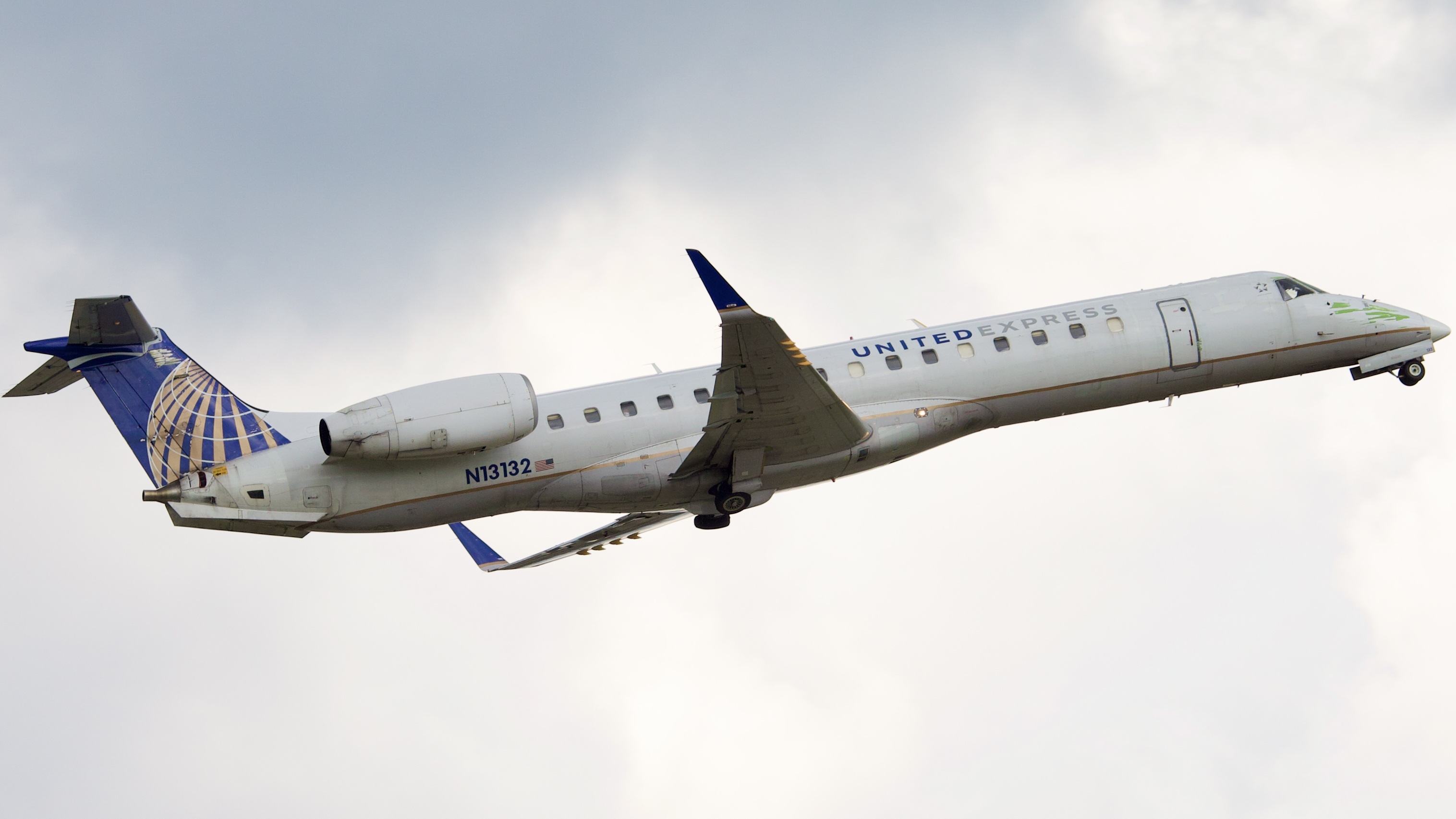 Full size: United Express Embraer ERJ145 N13132 at Houston-George Bush Intercontinental Airport